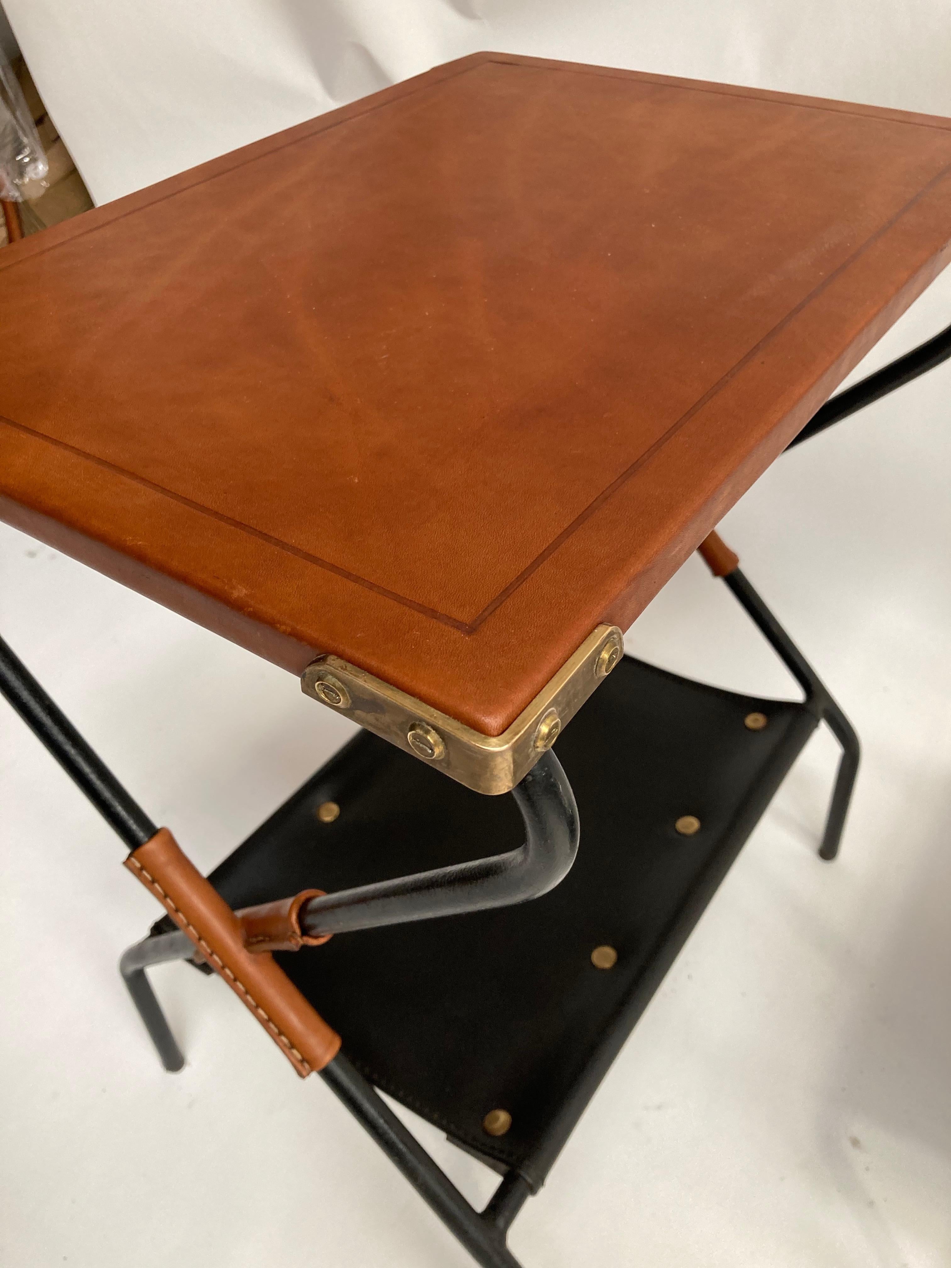 Métal Paire de tables d'appoint en cuir cousu par Jacques Adnet des années 1950 en vente