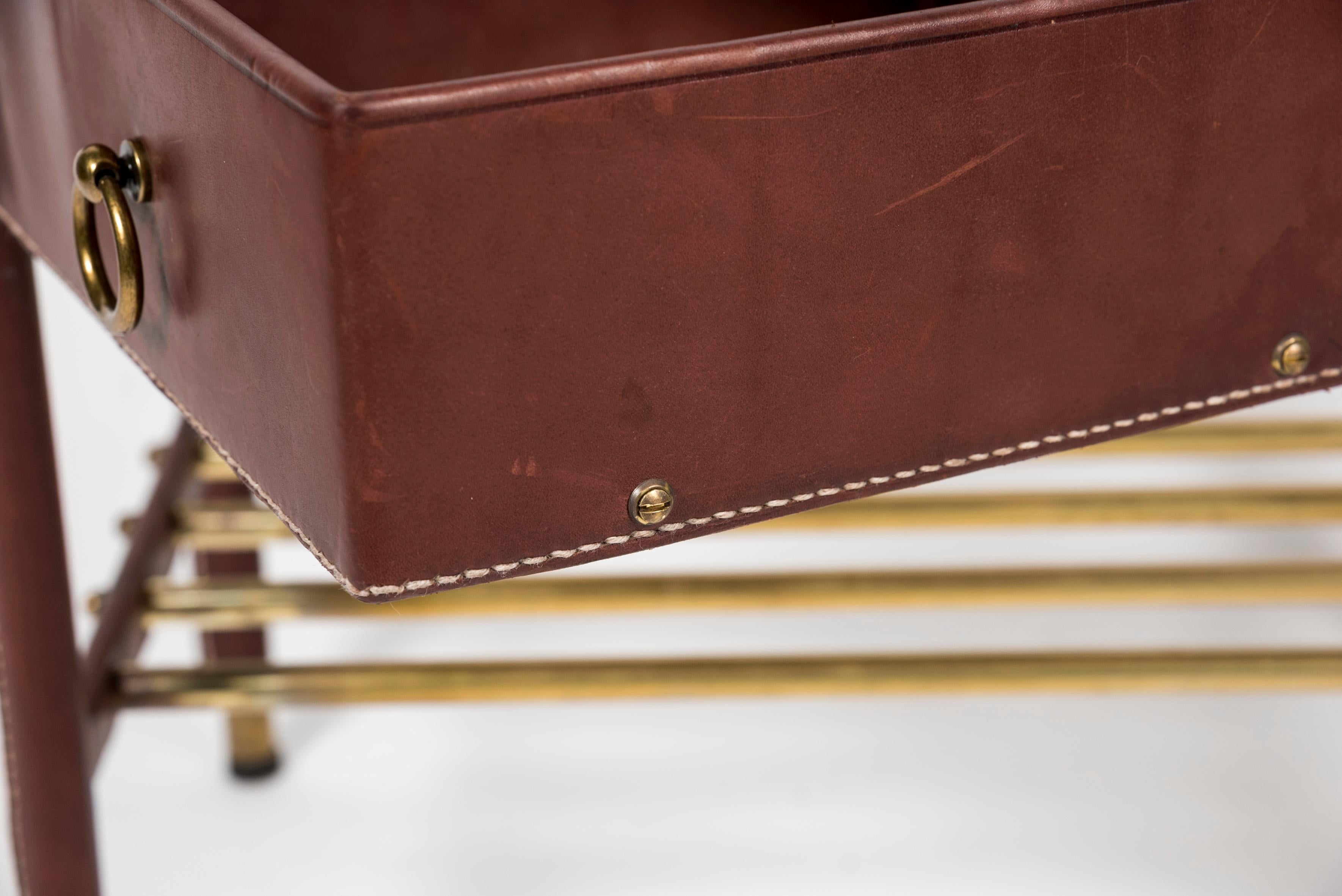 Cuir Paire de tables d'appoint en cuir cousues par Jacques Adnet des années 1950 en vente