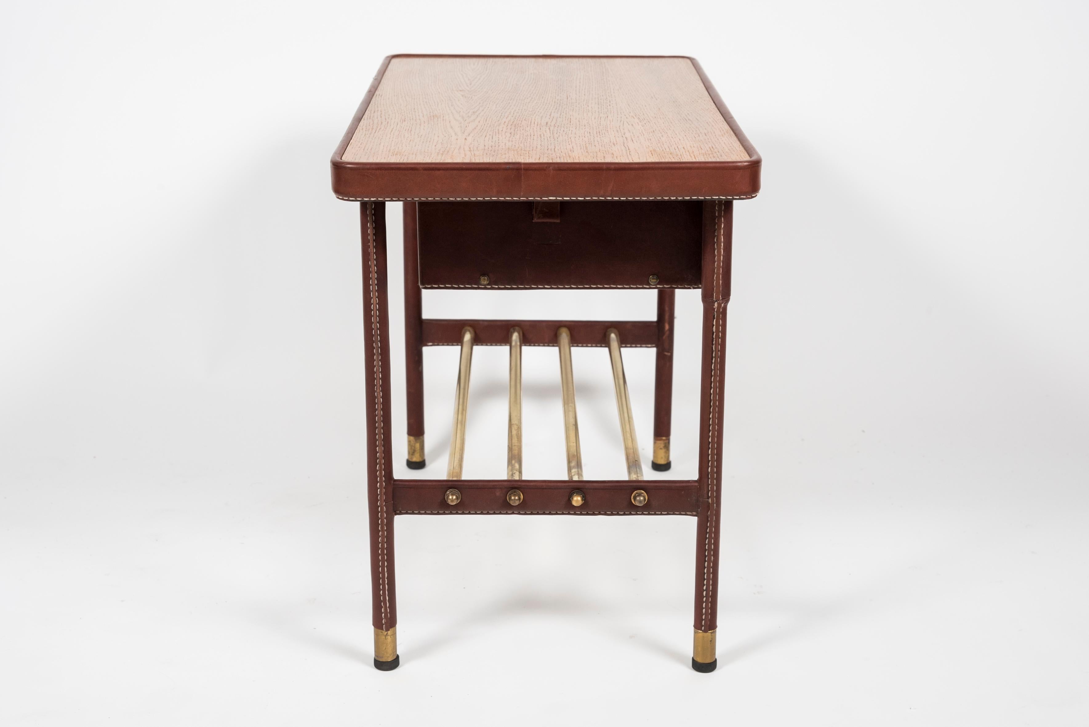 Paire de tables d'appoint en cuir cousues par Jacques Adnet des années 1950 en vente 2
