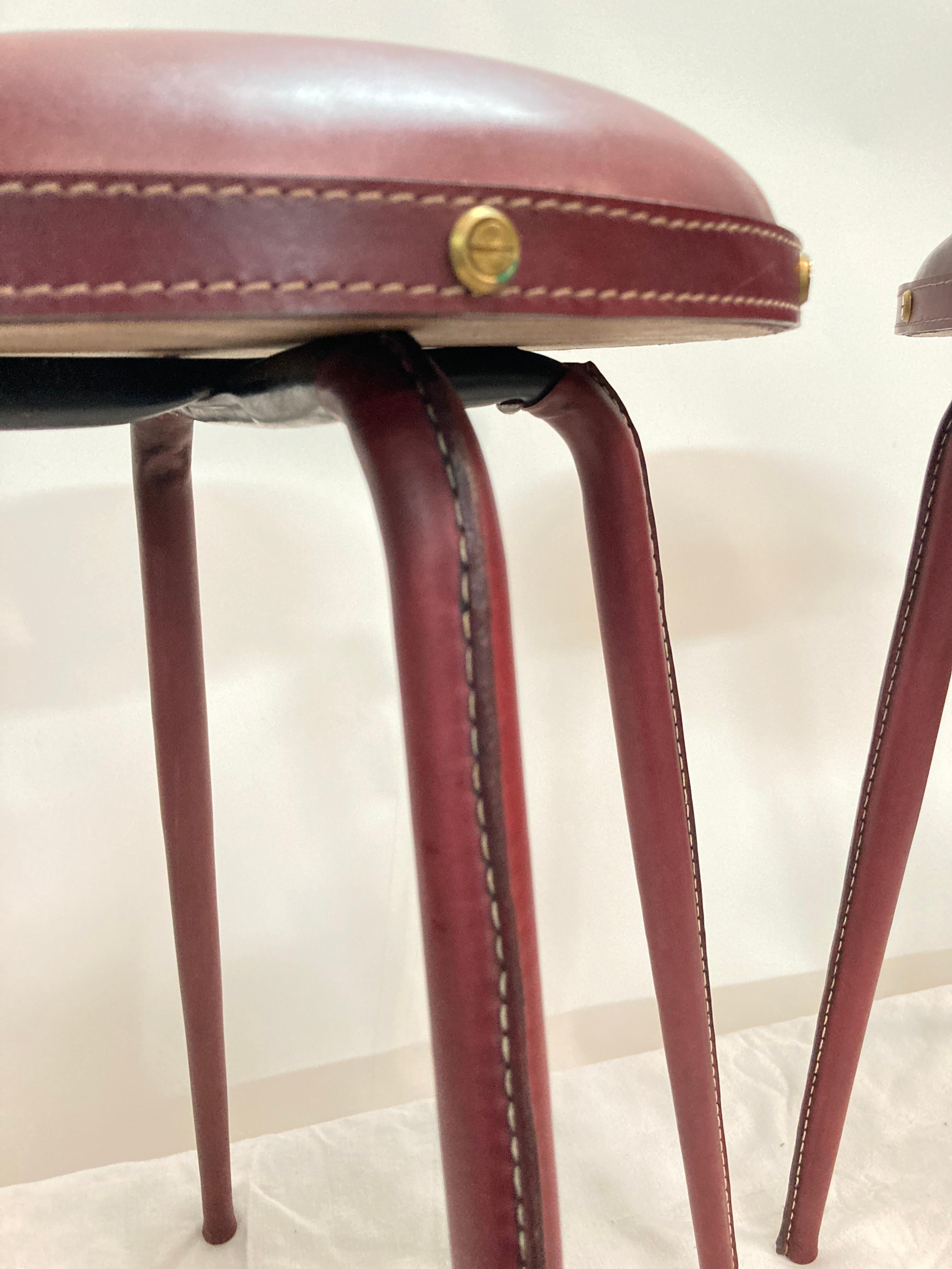 1950's pair of stitched leather stools by Jacques Adnet In Good Condition For Sale In Bois-Colombes, FR