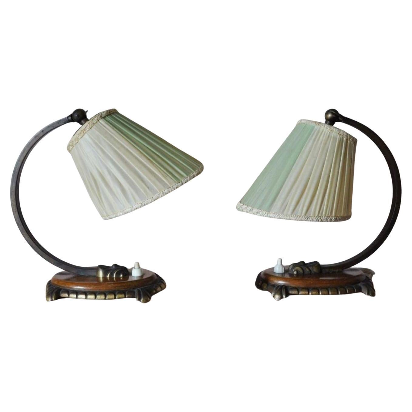 Paire de lampes de table en laiton du milieu du siècle avec bras de lampe réglable, Suède, années 1950. Design/One suédois avec de beaux détails et des plis originaux.  teintes, base avec accents en bois. Le système de bras pivotant permet de régler