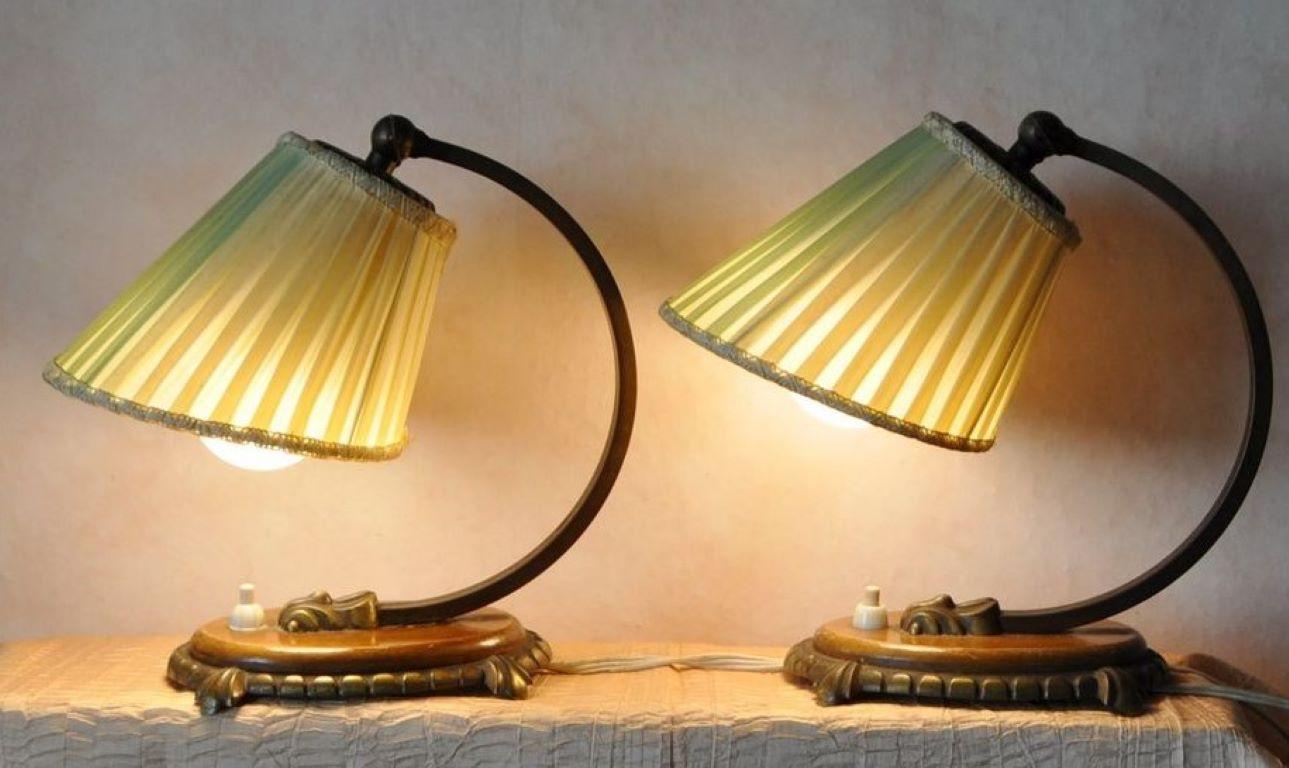 Suédois Paire de lampes de table suédoises à bras réglable en laiton avec abat-jour plissé, années 1950 en vente