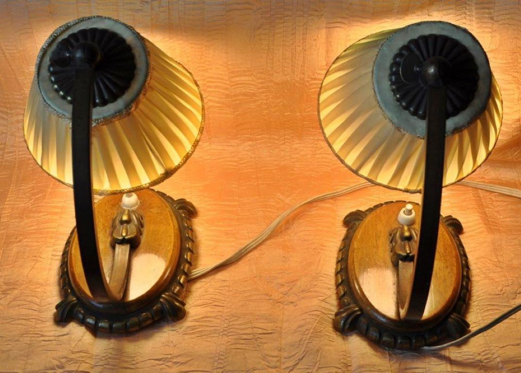 20ième siècle Paire de lampes de table suédoises à bras réglable en laiton avec abat-jour plissé, années 1950 en vente