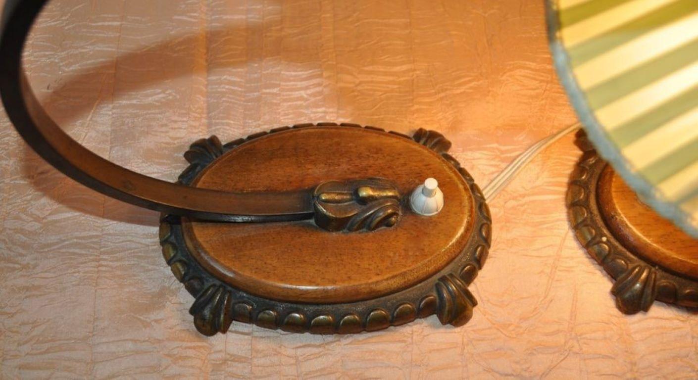 Tissu Paire de lampes de table suédoises à bras réglable en laiton avec abat-jour plissé, années 1950 en vente