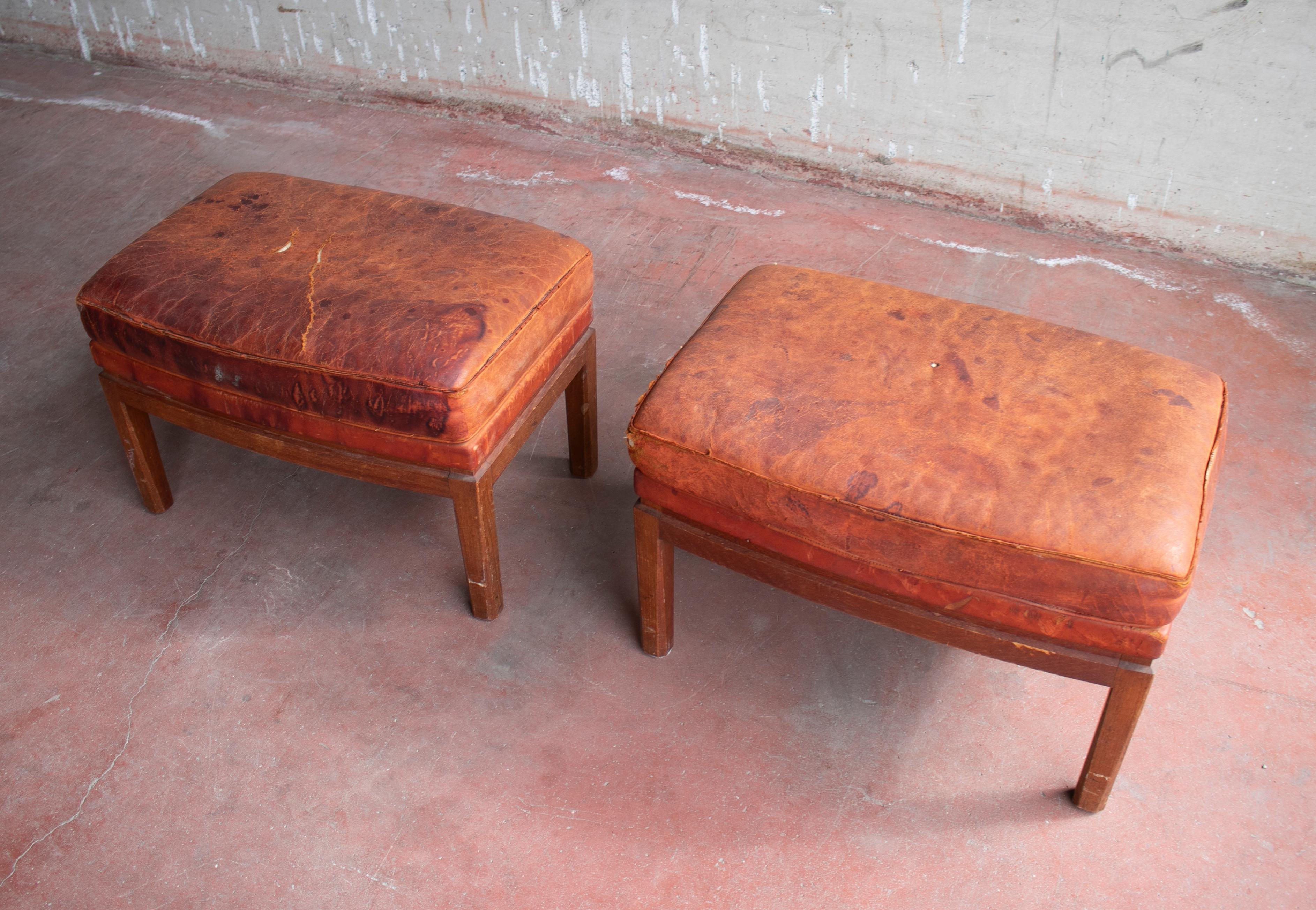 20ième siècle Paire de tabourets en cuir de design scandinave suédois des années 1950 en vente