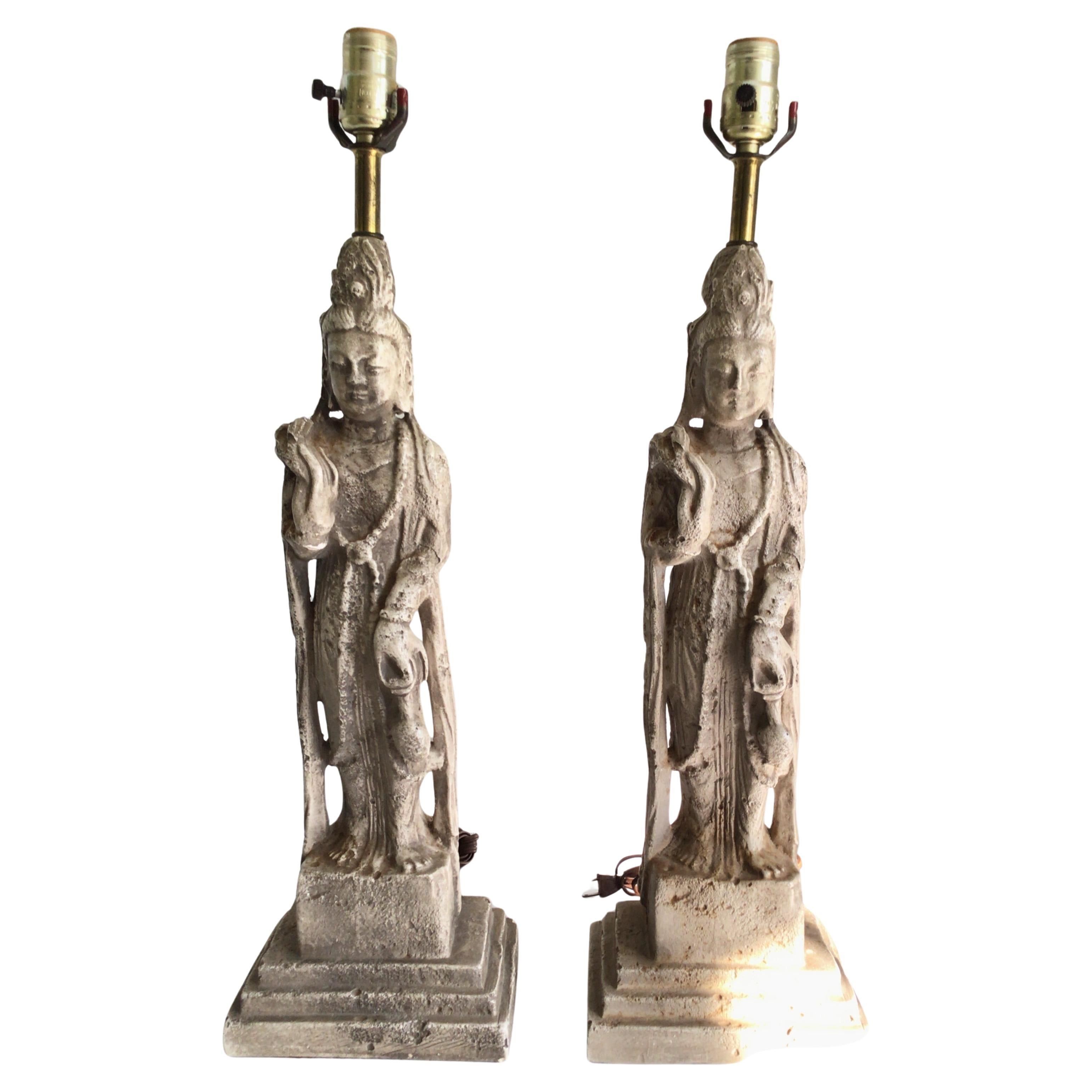 Paire de lampes de bureau des années 1950 en plâtre peint représentant des déesses asiatiques 
Bouddha / Bouddhisme
Hauteur au sommet de la prise : 24.5