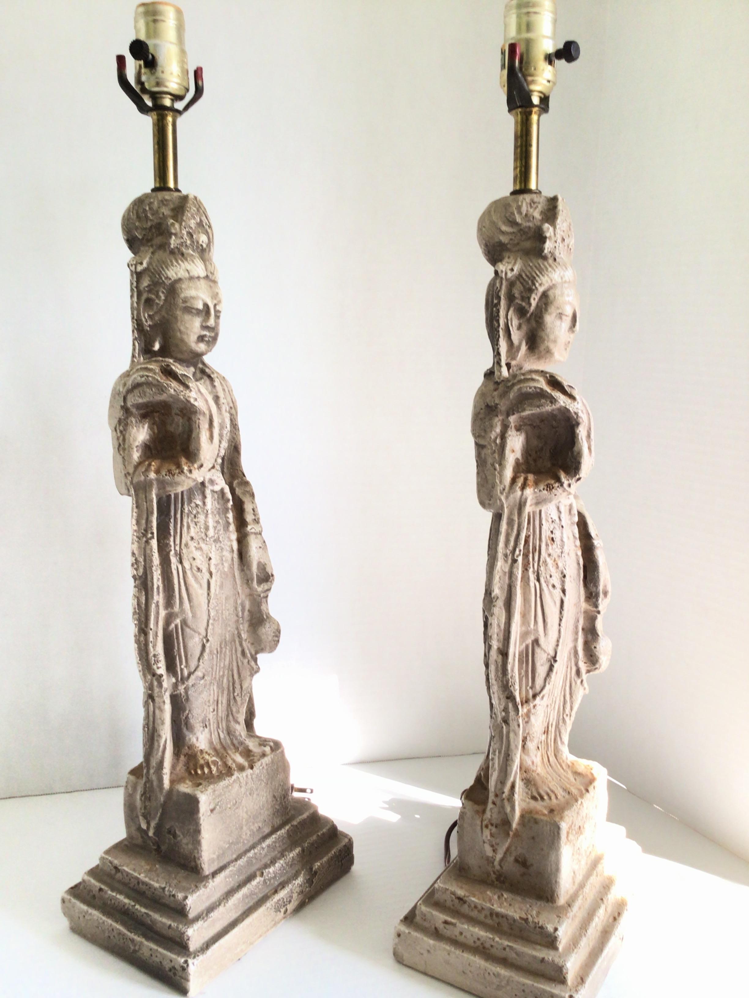 Moulé Paire de lampes de bureau des années 1950 en plâtre peint représentant des déesses asiatiques en vente