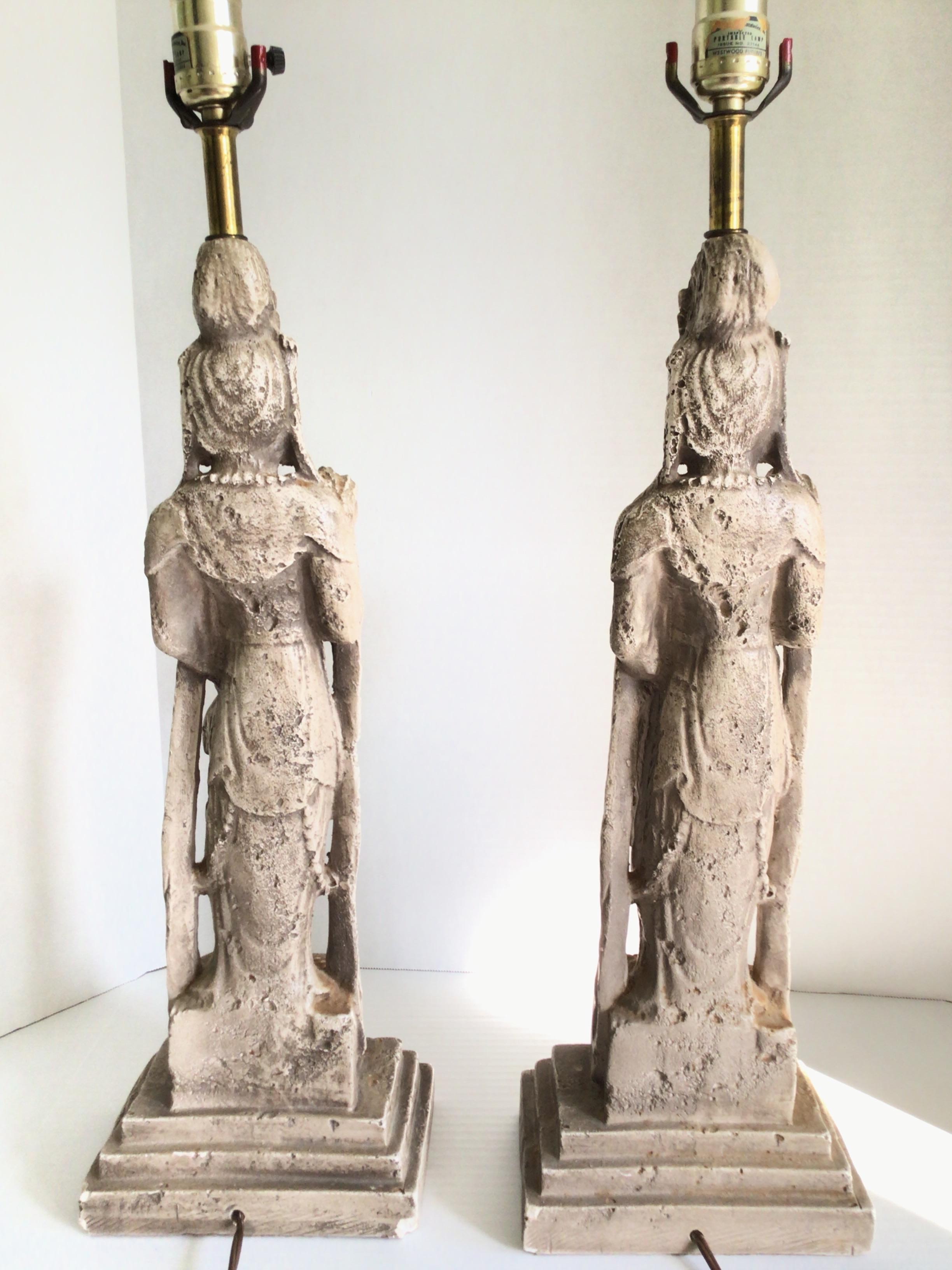 Milieu du XXe siècle Paire de lampes de bureau des années 1950 en plâtre peint représentant des déesses asiatiques en vente