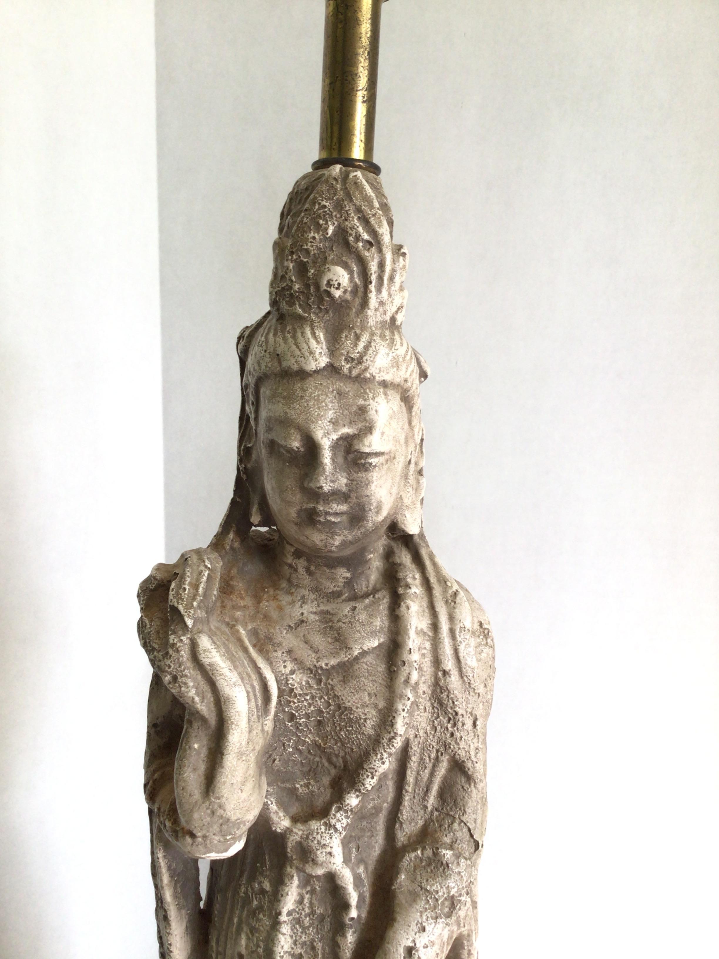 Plâtre Paire de lampes de bureau des années 1950 en plâtre peint représentant des déesses asiatiques en vente