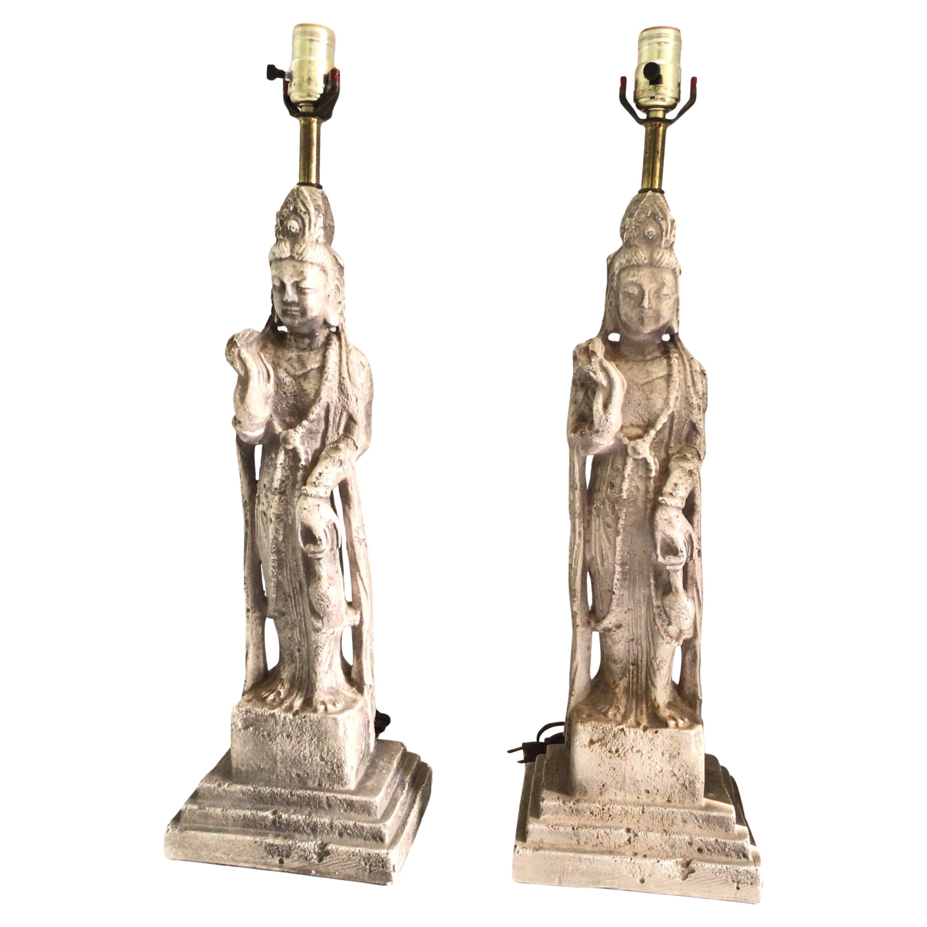 Paire de lampes de bureau des années 1950 en plâtre peint représentant des déesses asiatiques