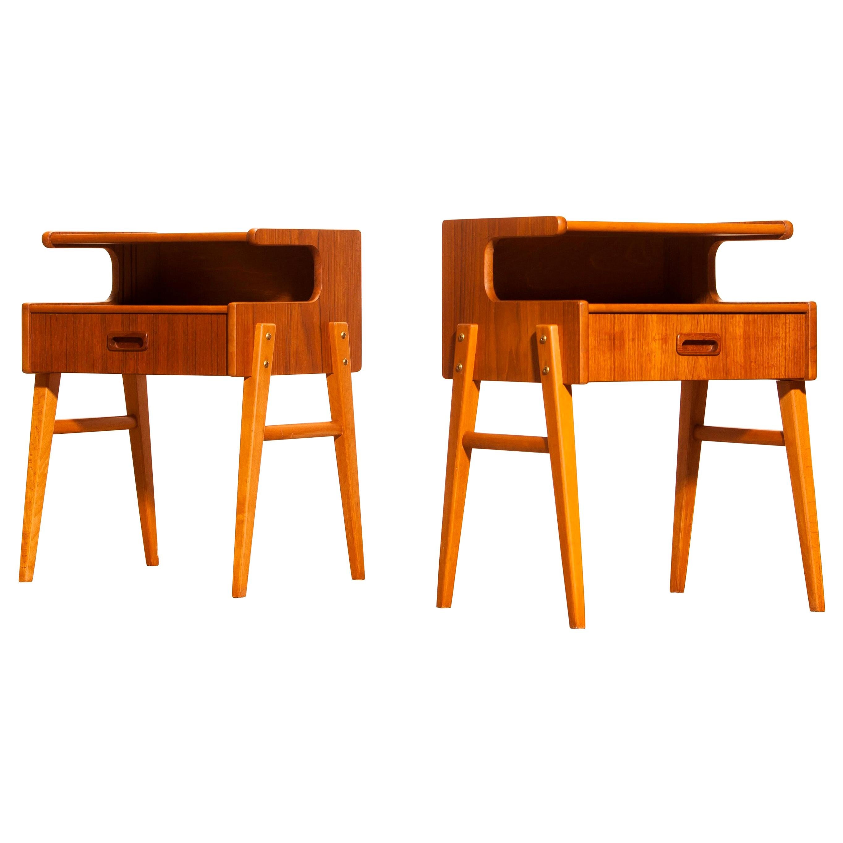 A pair of two lovely bedside tables in beautiful ‘C’ shape.
These tables are made of teak.
Each table has a drawer.
They are in very nice condition.
Period 1950s.
Dimensions: H 54 cm, W 40 cm, D 33 cm.