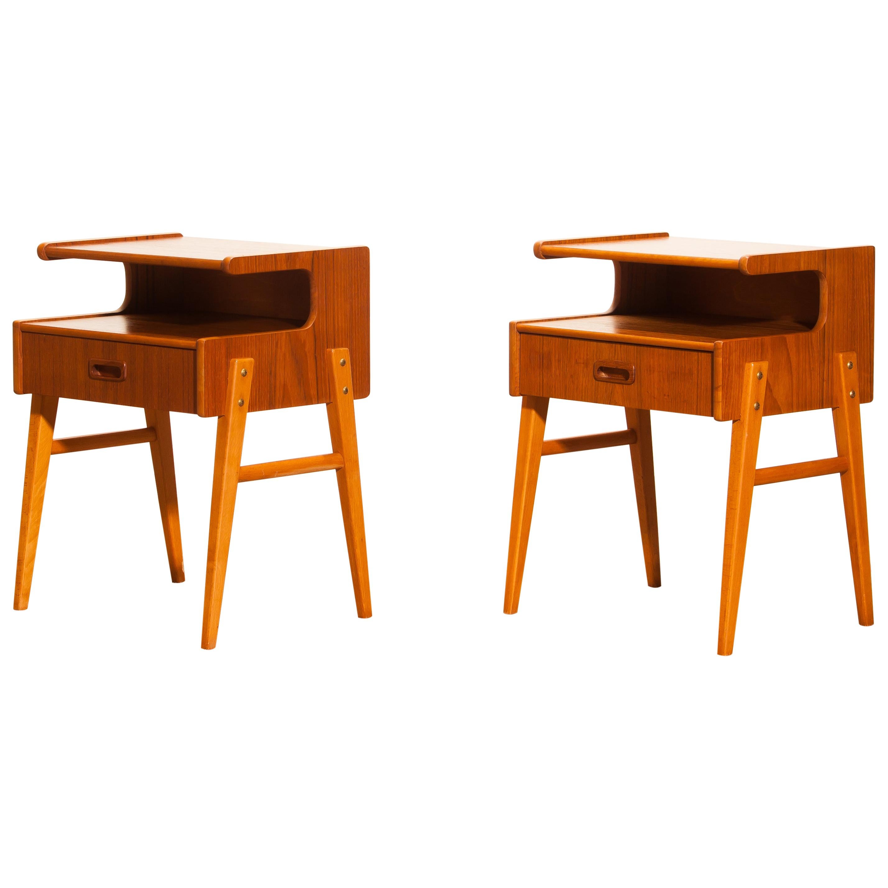 A pair of two lovely bedside tables in beautiful ‘C’ shape.
These tables are made of teak.
Each table has a drawer.
They are in very nice condition.
Period: 1950s.
Dimensions: H 54 cm, W 40 cm, D 33 cm.