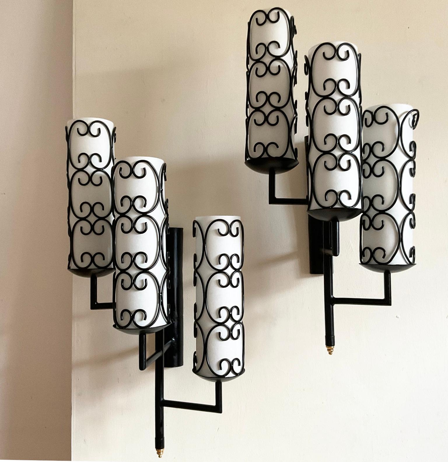 Pareja de apliques de pared de tres brazos de los años 50 con pantallas de pergamino Moderno de mediados de siglo en venta