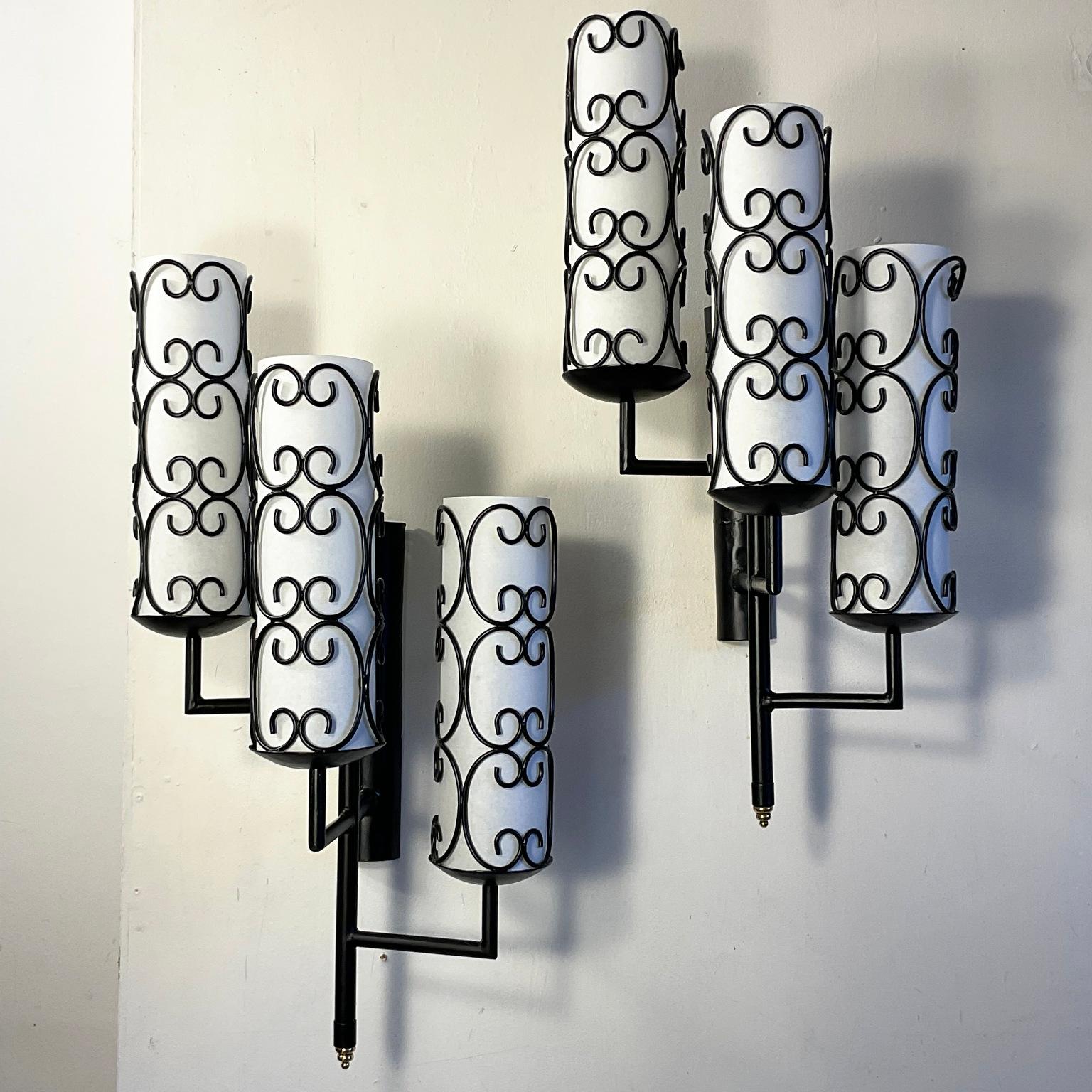 Pareja de apliques de pared de tres brazos de los años 50 con pantallas de pergamino Francés en venta