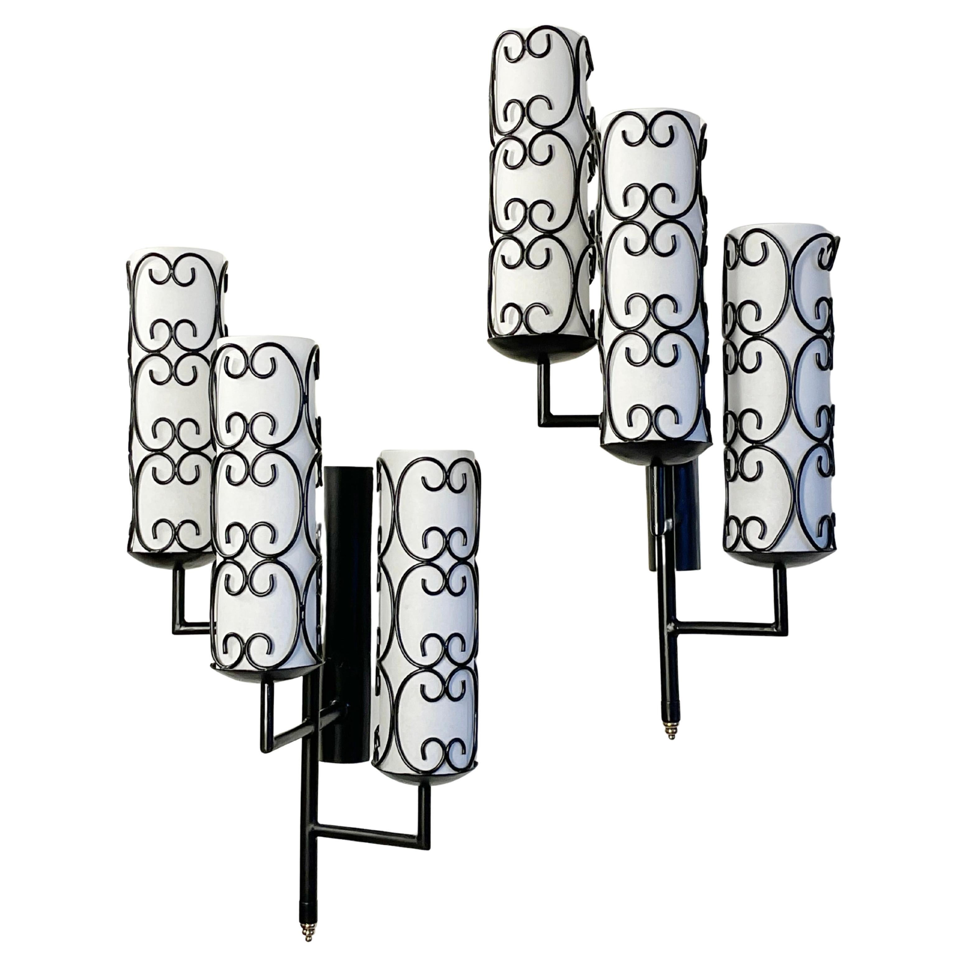 1950er Jahre Paar dreiarmige Wandleuchter mit Pergamentlampenschirmen im Angebot