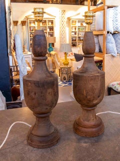 Coppia di lampade da tavolo in legno tornito degli anni '50 con patina rustica