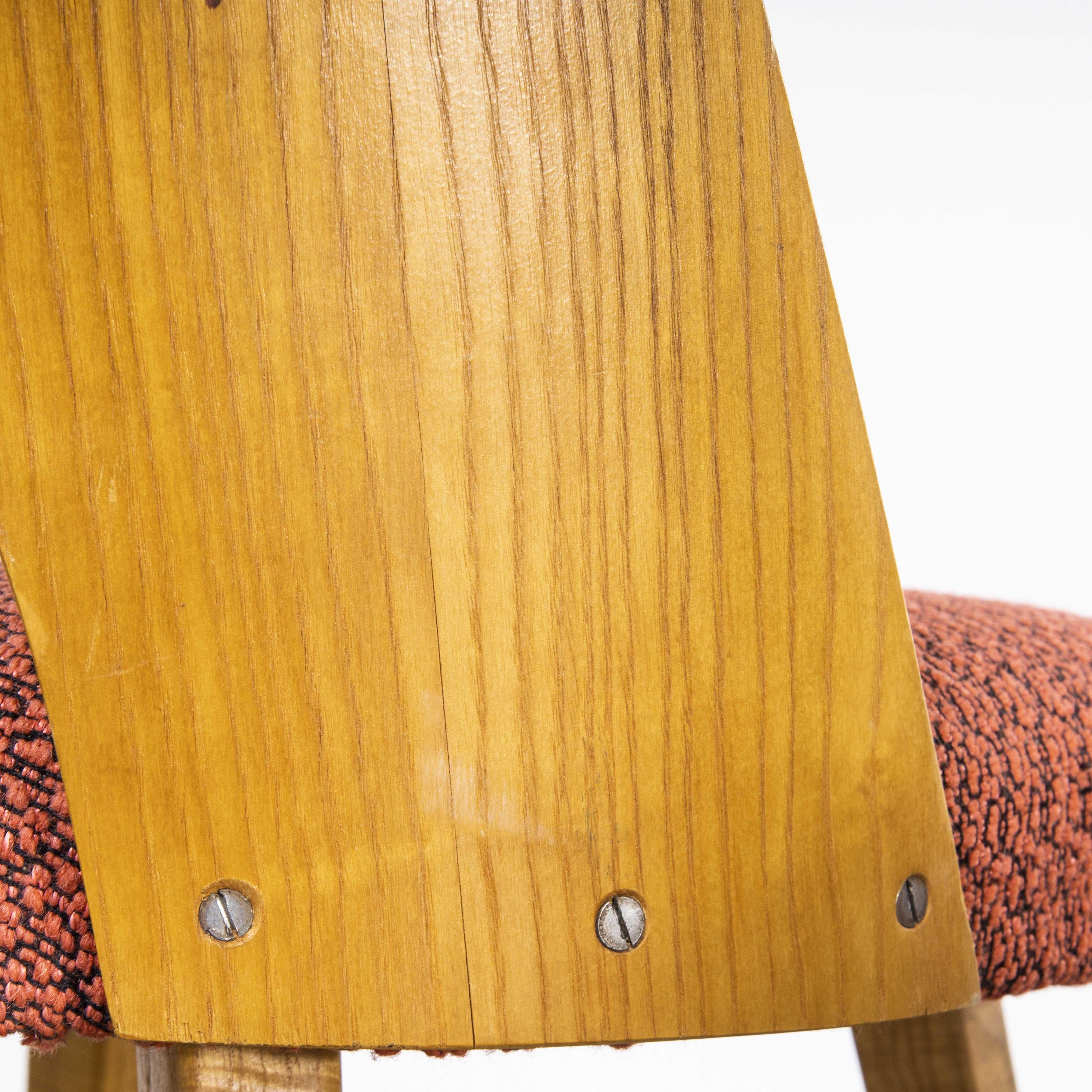 paire de chaises latérales rembourrées des années 1950 - Oswald Haerdtl Modèle 515
paire de chaises latérales rembourrées des années 1950 - Oswald Haerdtl Modèle 515. Ces chaises ont été produites par la célèbre entreprise tchèque Ton, qui produit