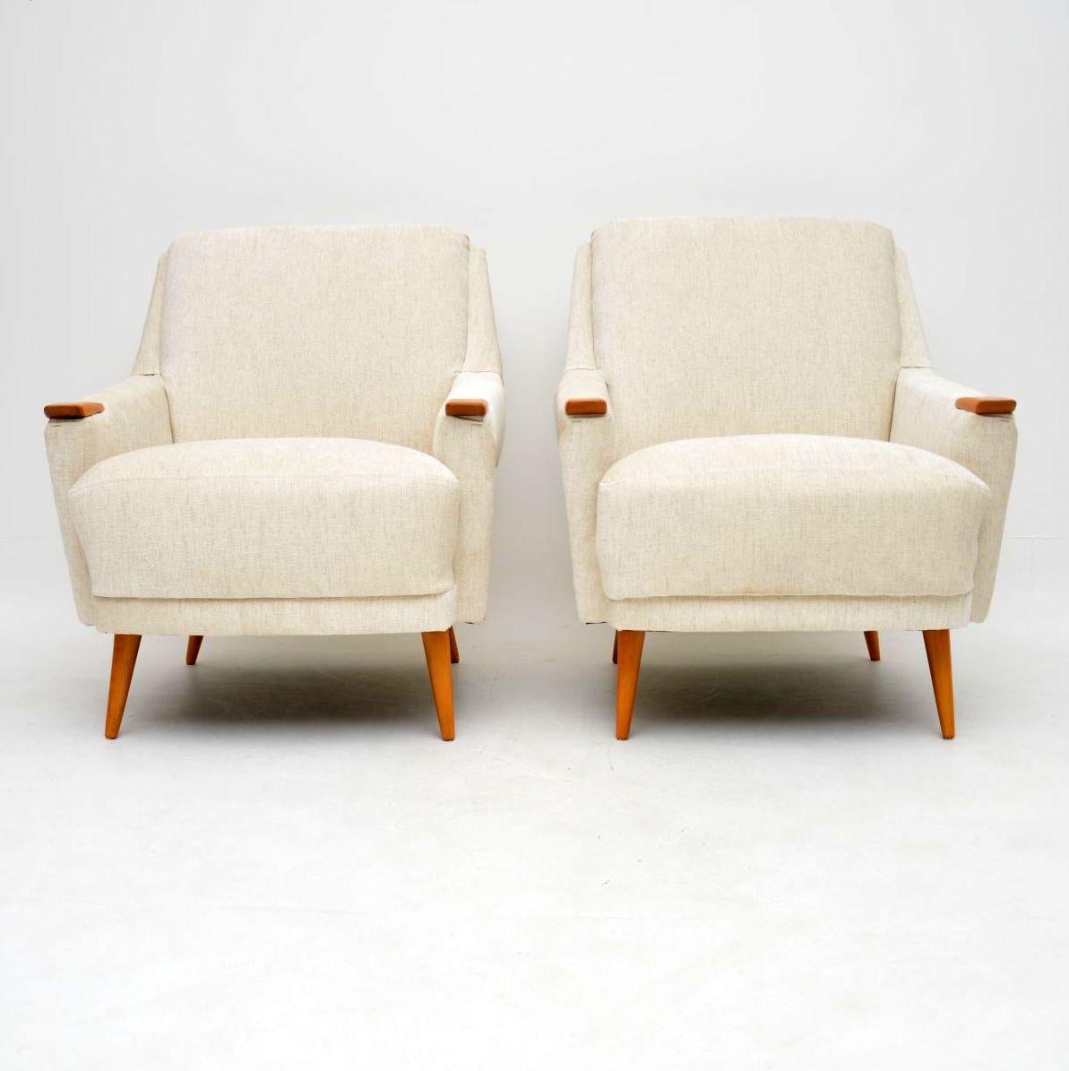 Ein spektakuläres Paar dänischer Vintage-Sessel aus den 1950er-1960er Jahren. Sie sind von erstaunlicher Qualität, sehr bequem und in absolut hervorragendem Zustand. Wir haben die Armlehnen und die Beine entlacken und neu polieren lassen, um einen