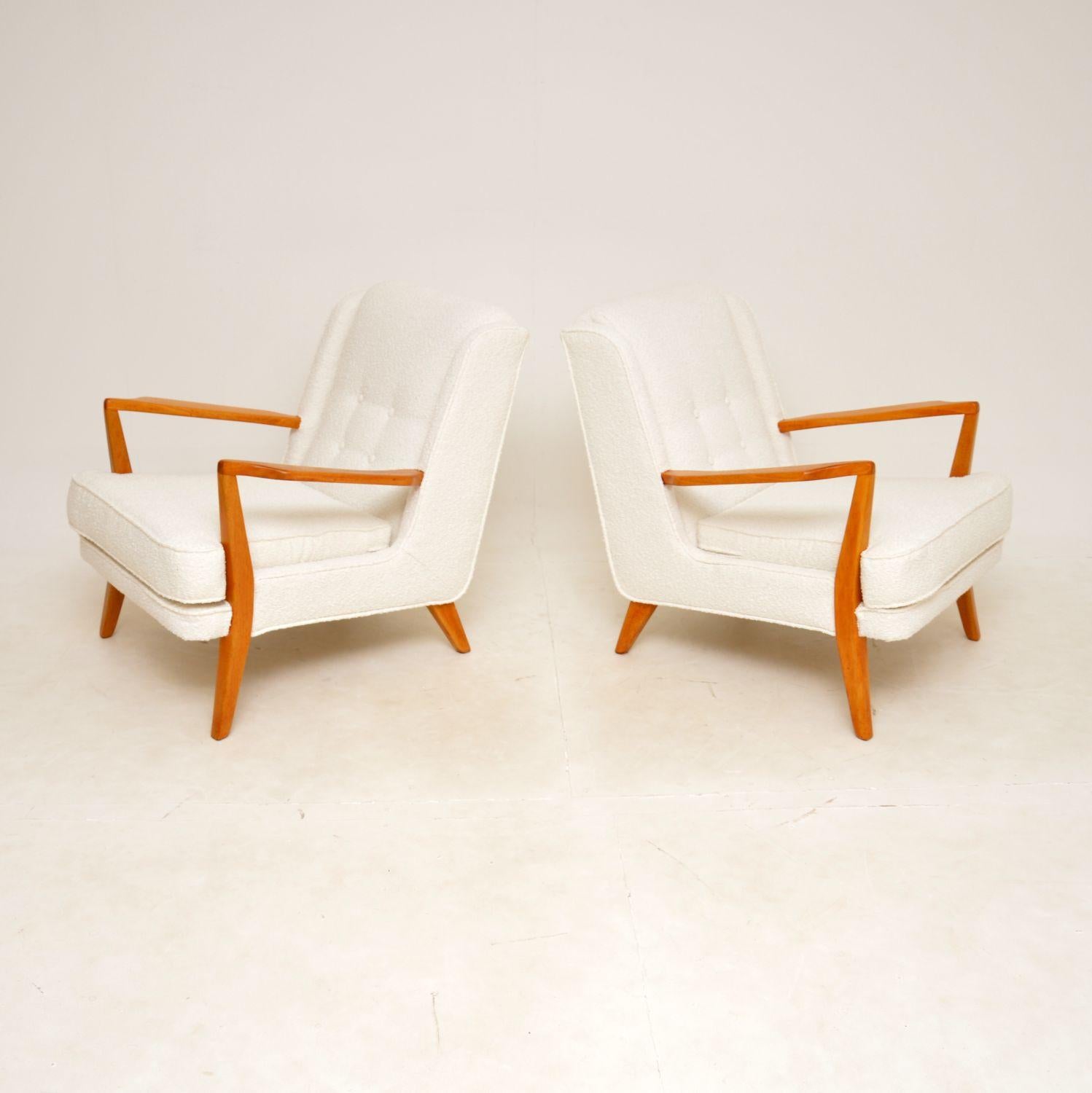 Une superbe et extrêmement rare paire de fauteuils vintage de G-Plan. Ils ont été fabriqués en Angleterre et datent des années 1950-60.

La qualité est exceptionnelle, ils sont très élégants et confortables. Les cadres sont en bois massif clair,