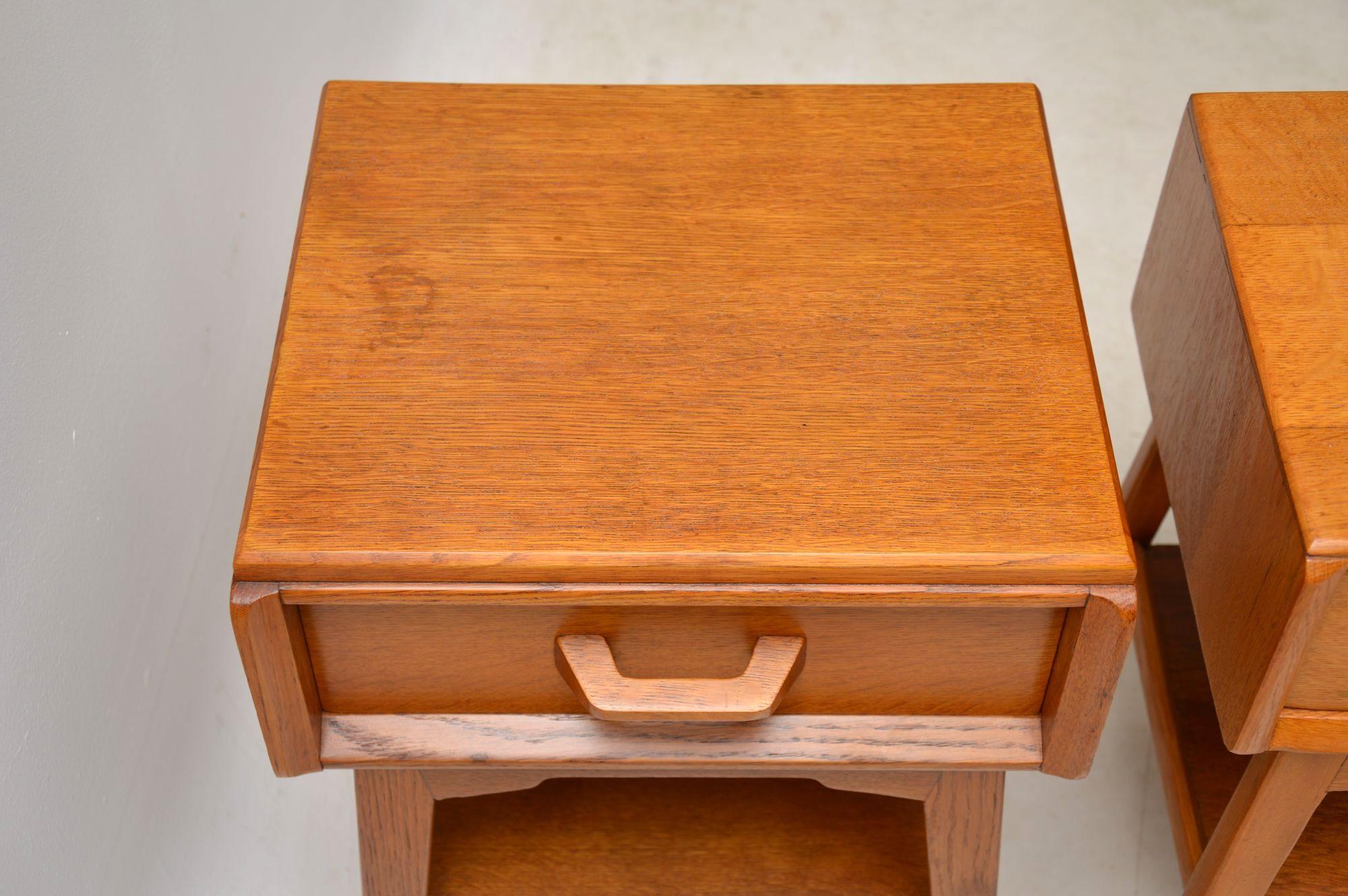 1950s Pair of Vintage Oak Bedside Tables In Excellent Condition In London, GB