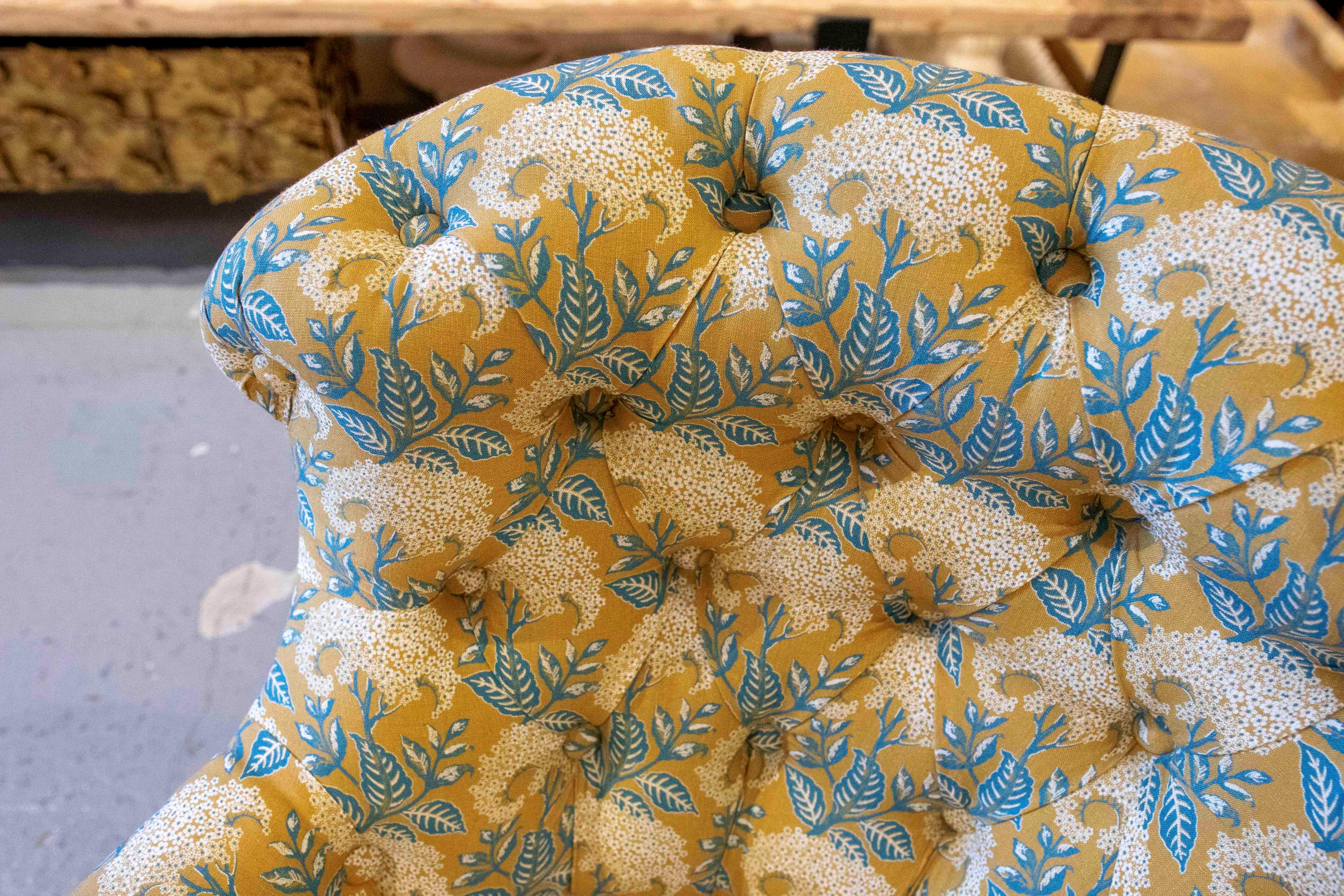 Pareja de sillones tapizados de época de los años 50 con un nuevo estampado floral azul y dorado en venta 4