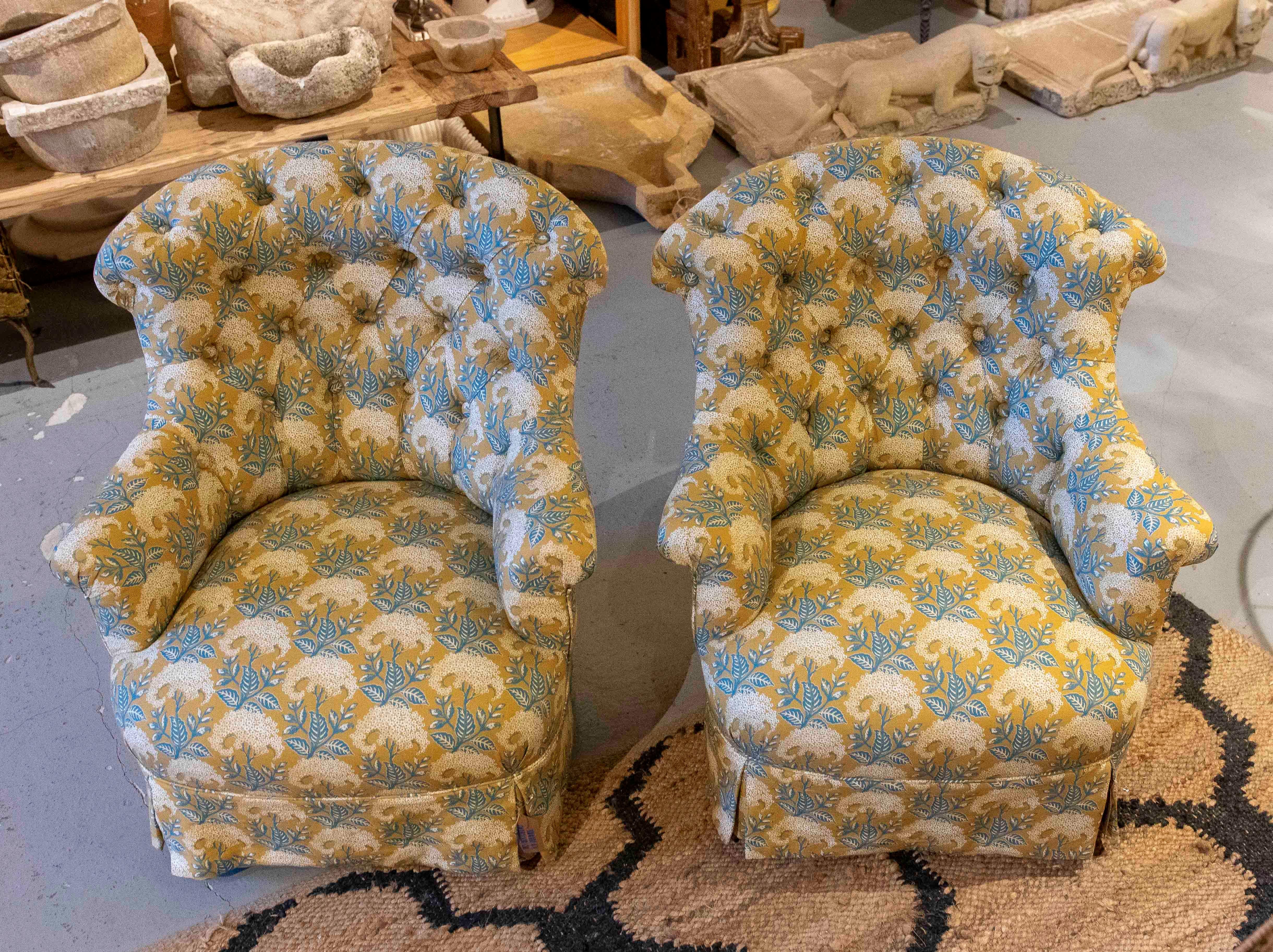 Pareja de sillones tapizados de época de los años 50 con un nuevo estampado floral azul y dorado en venta 5