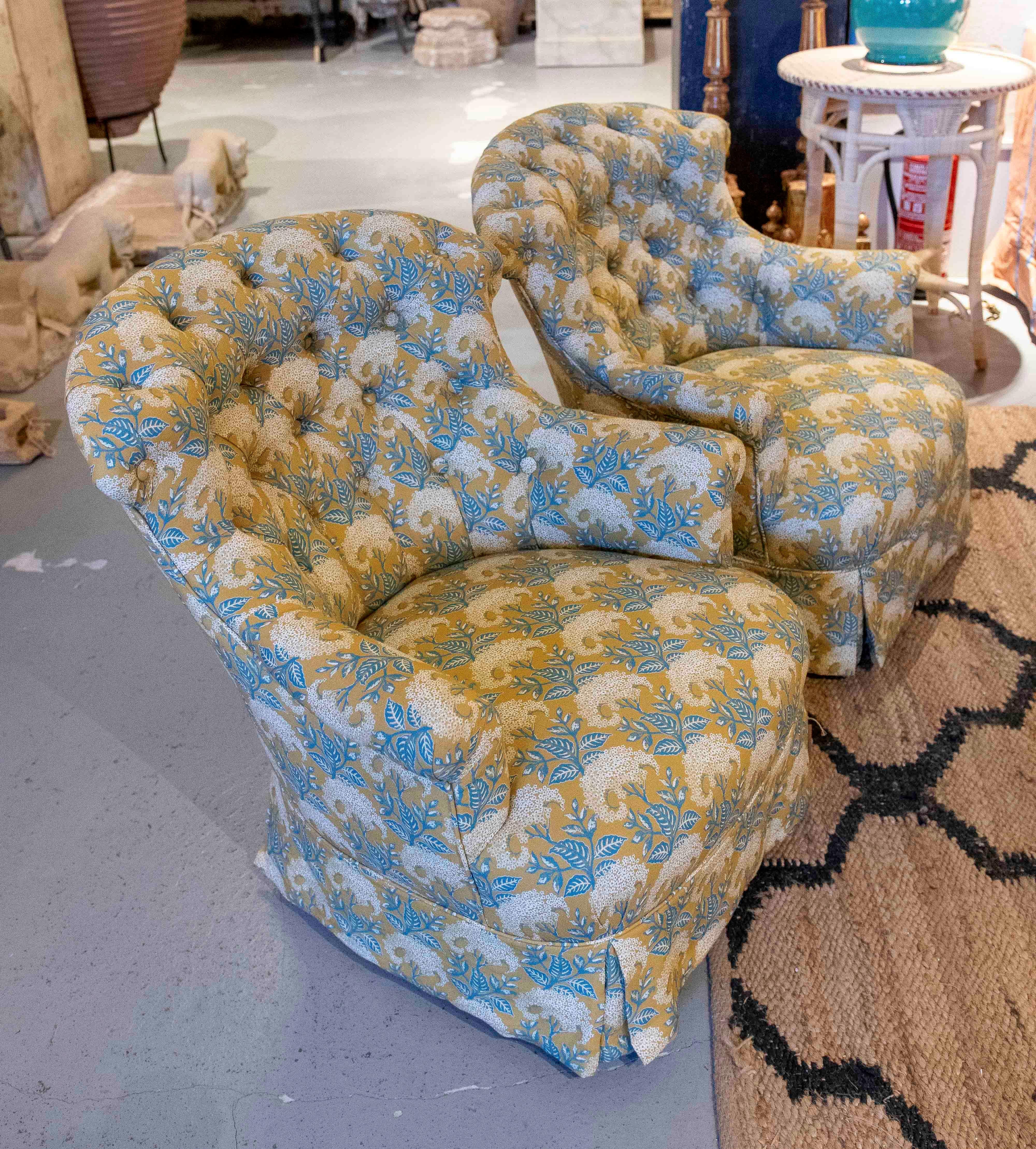 Pareja de sillones tapizados de época de los años 50 con un nuevo estampado floral azul y dorado Español en venta