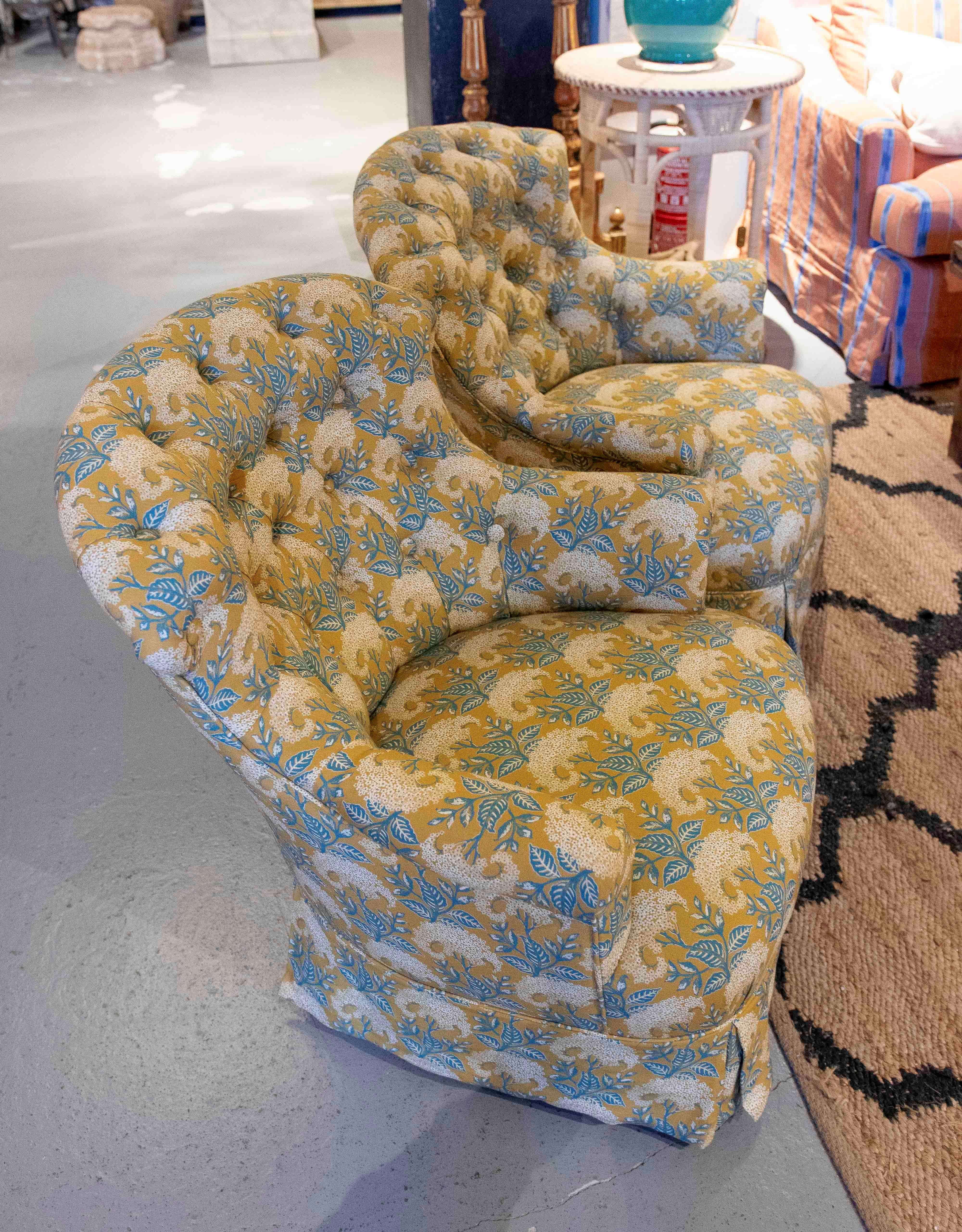 Pareja de sillones tapizados de época de los años 50 con un nuevo estampado floral azul y dorado en Bueno estado para la venta en Marbella, ES