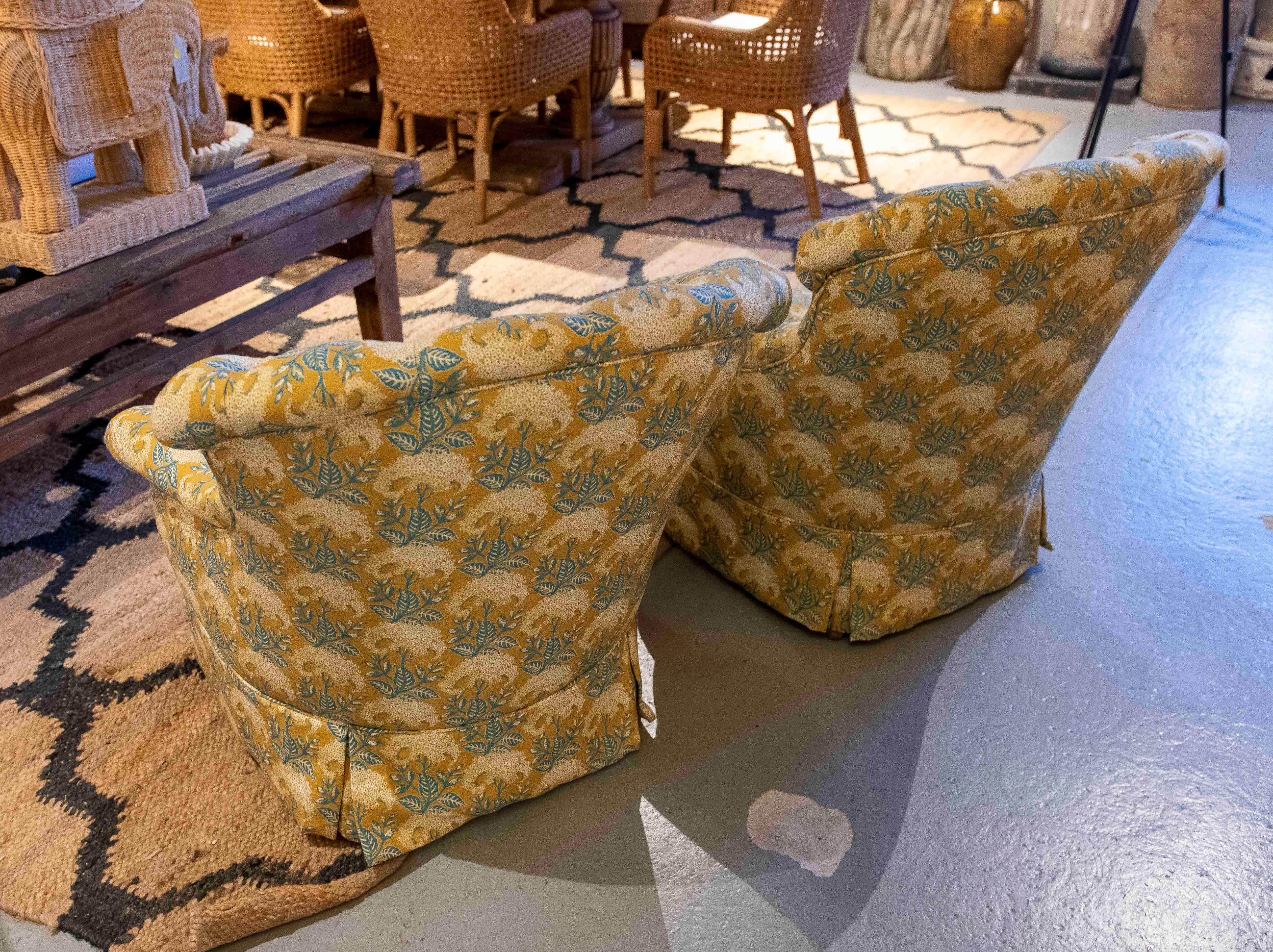 Pareja de sillones tapizados de época de los años 50 con un nuevo estampado floral azul y dorado siglo XX en venta