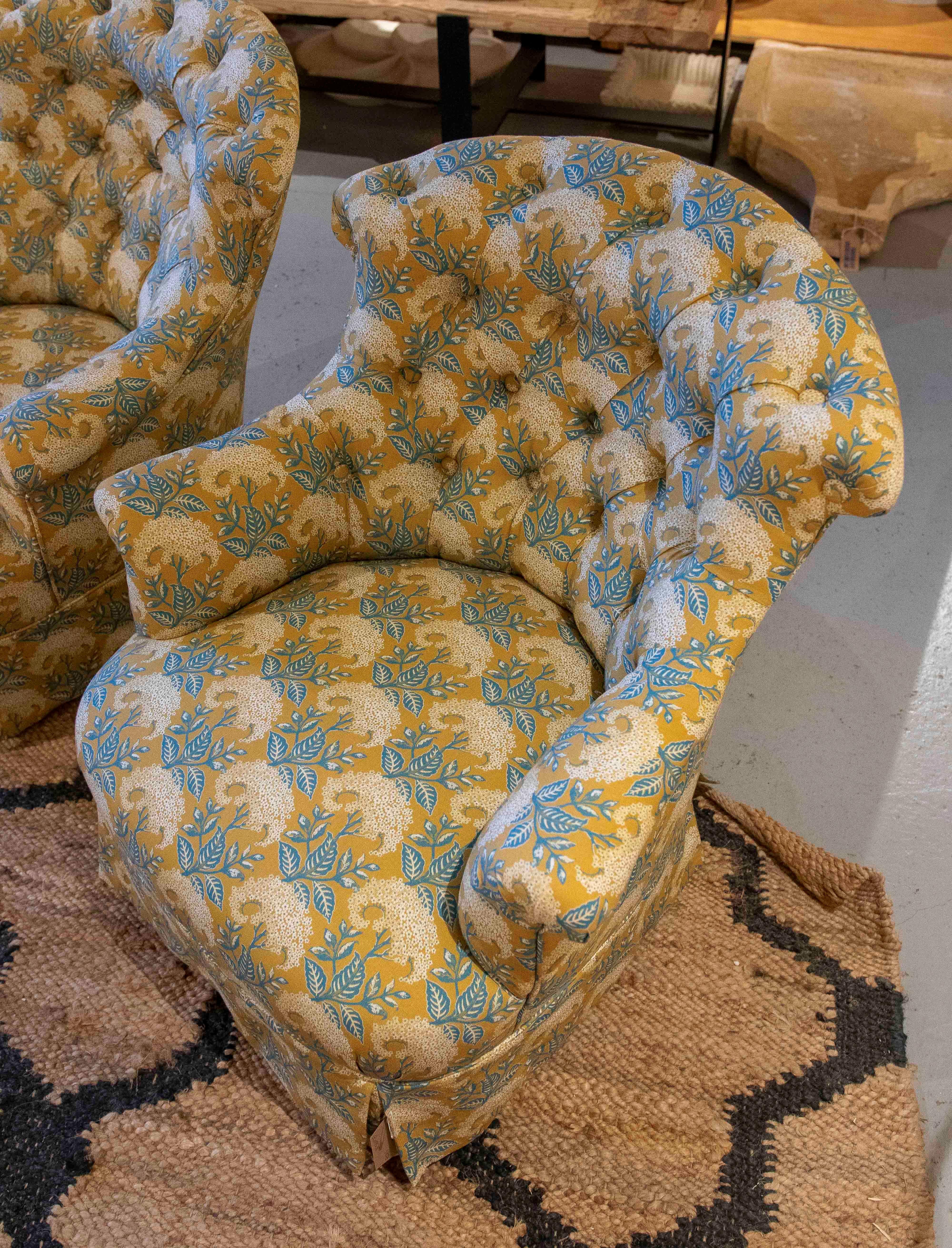 Pareja de sillones tapizados de época de los años 50 con un nuevo estampado floral azul y dorado Tela en venta