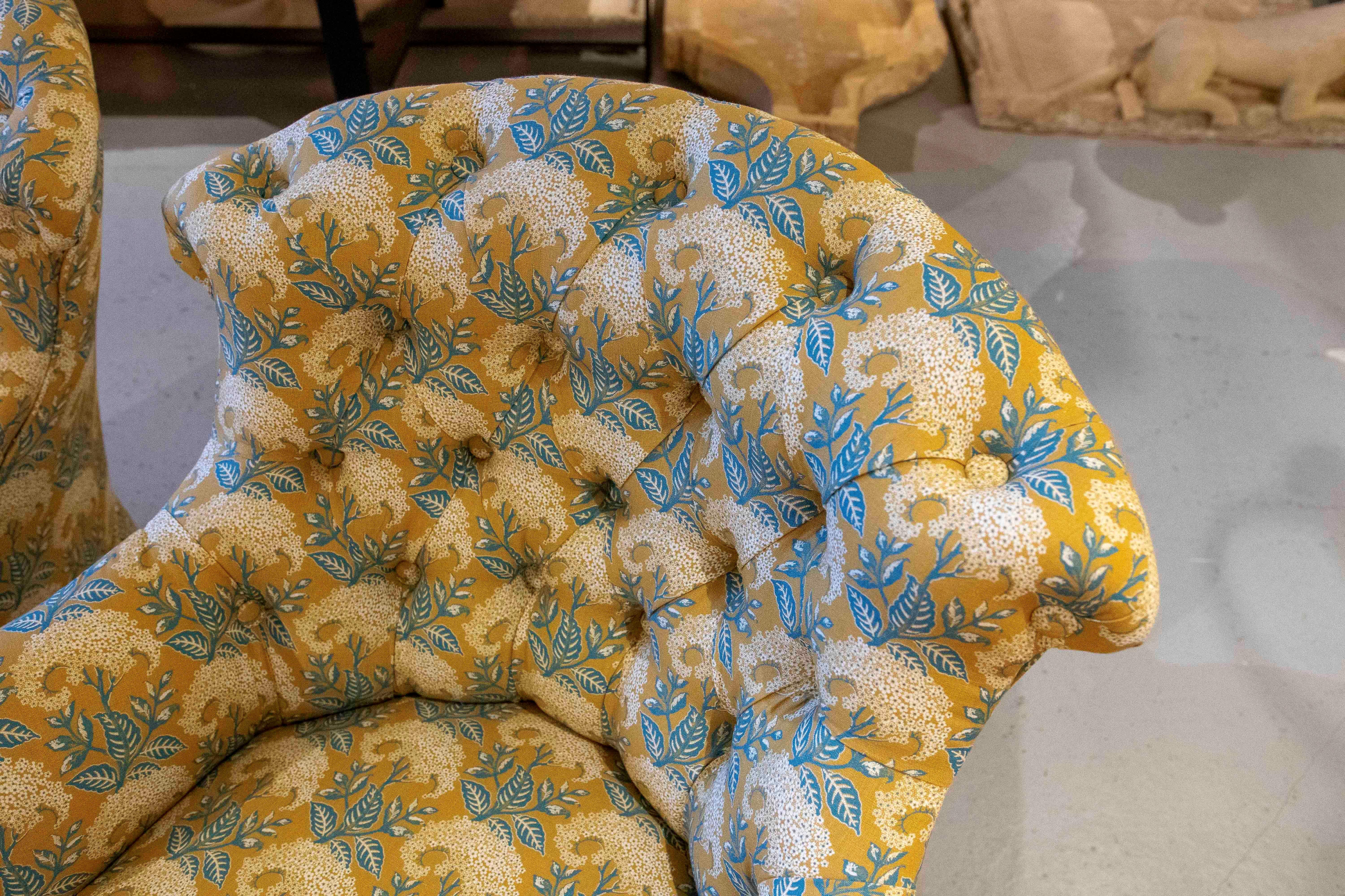 Pareja de sillones tapizados de época de los años 50 con un nuevo estampado floral azul y dorado en venta 1