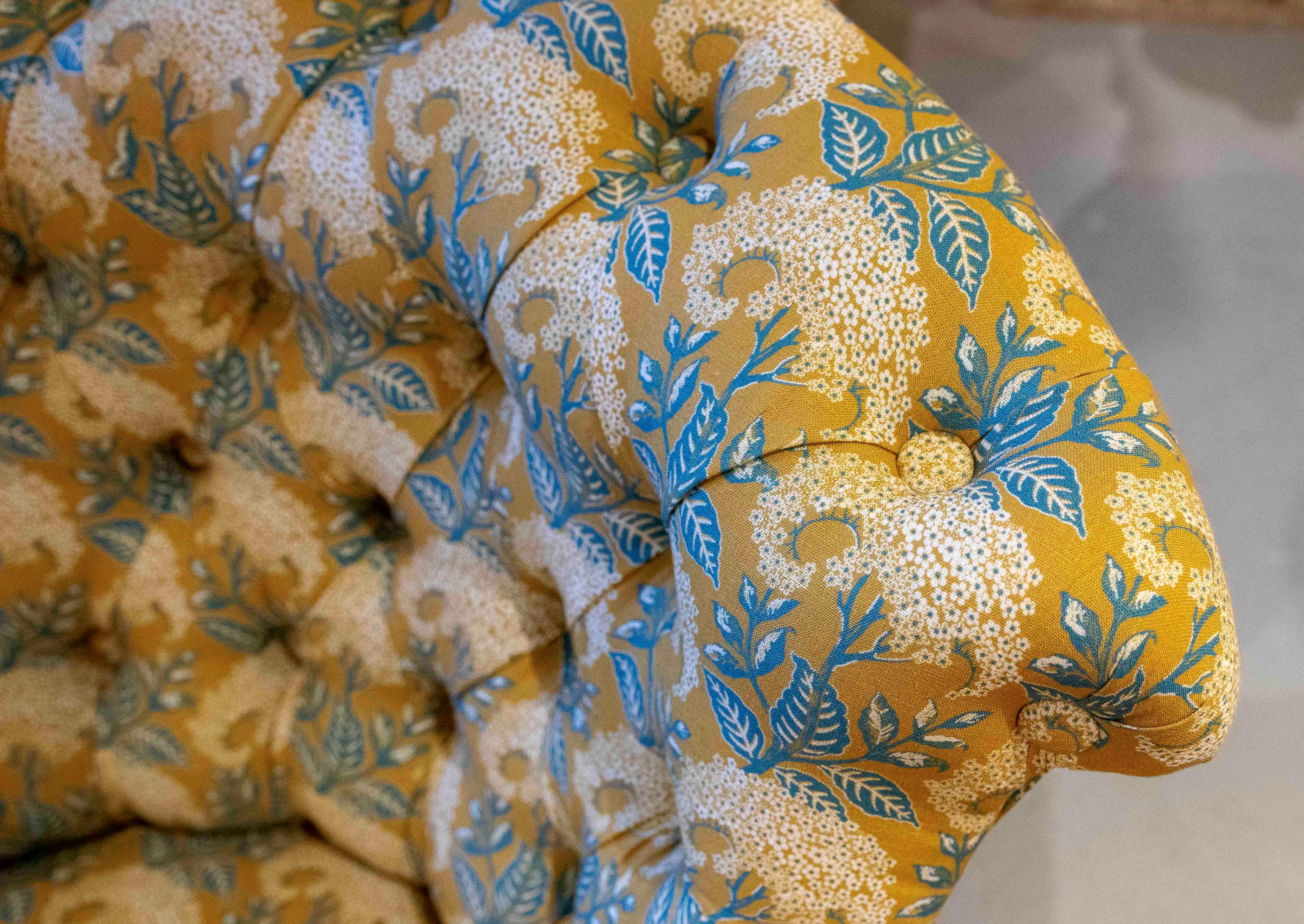 Pareja de sillones tapizados de época de los años 50 con un nuevo estampado floral azul y dorado en venta 2