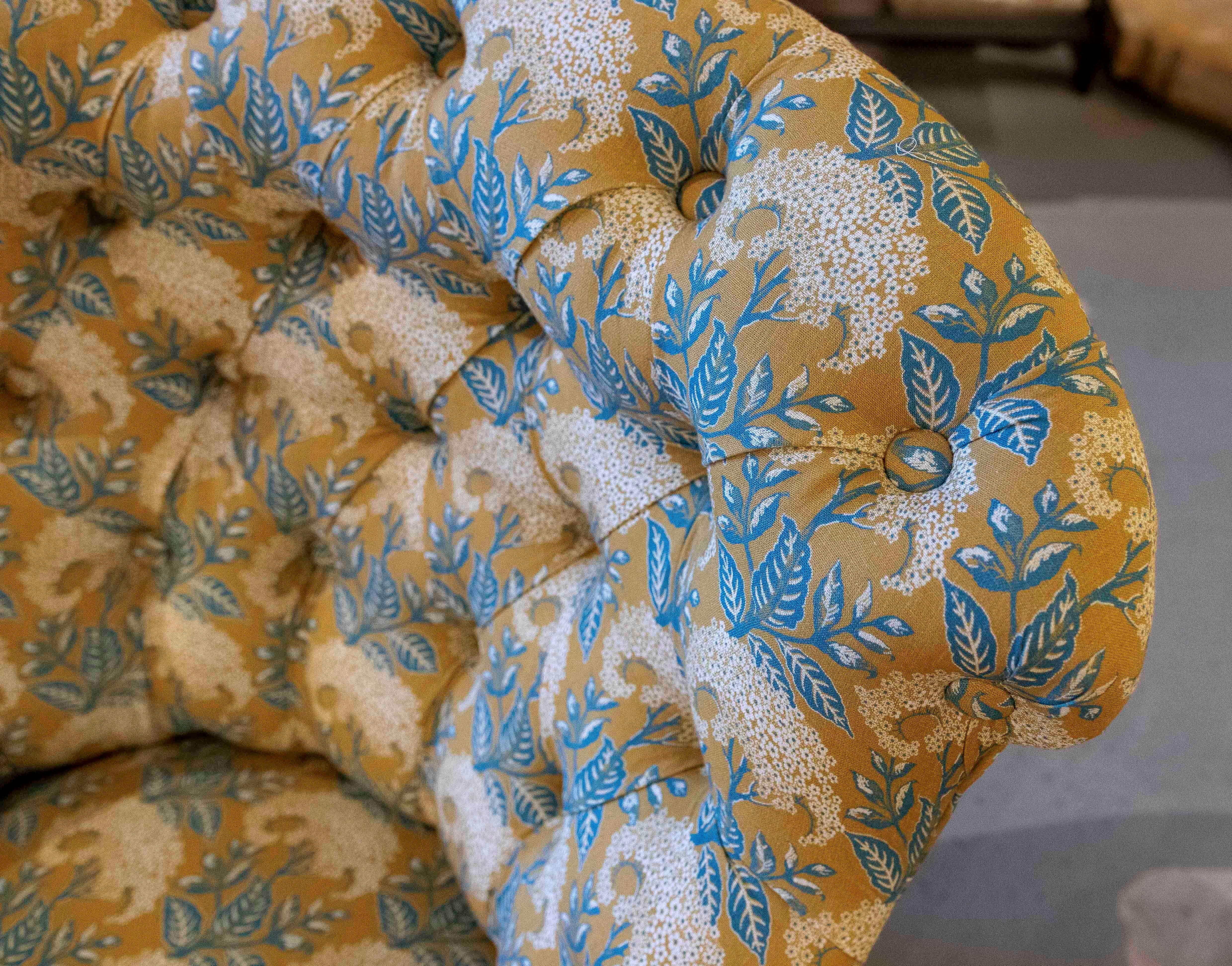 Pareja de sillones tapizados de época de los años 50 con un nuevo estampado floral azul y dorado en venta 3