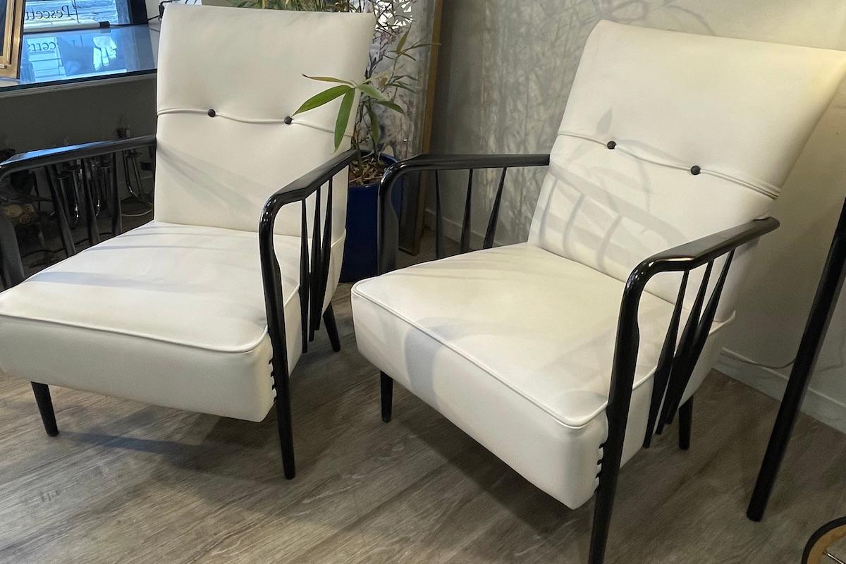 1950s Pair of White Armchairs White Leather Black Wood For Sale 5