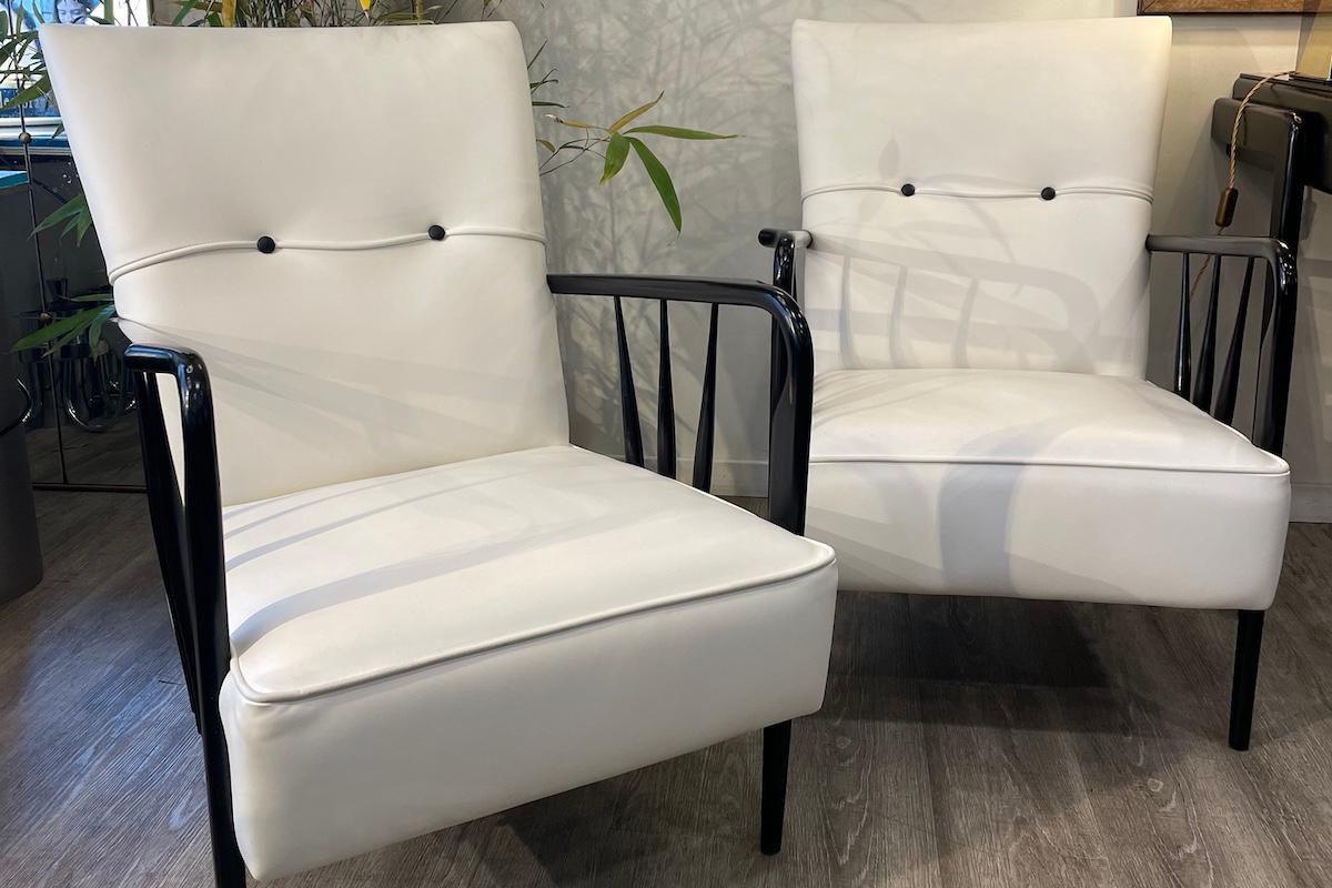 1950s Pair of White Armchairs White Leather Black Wood For Sale 4