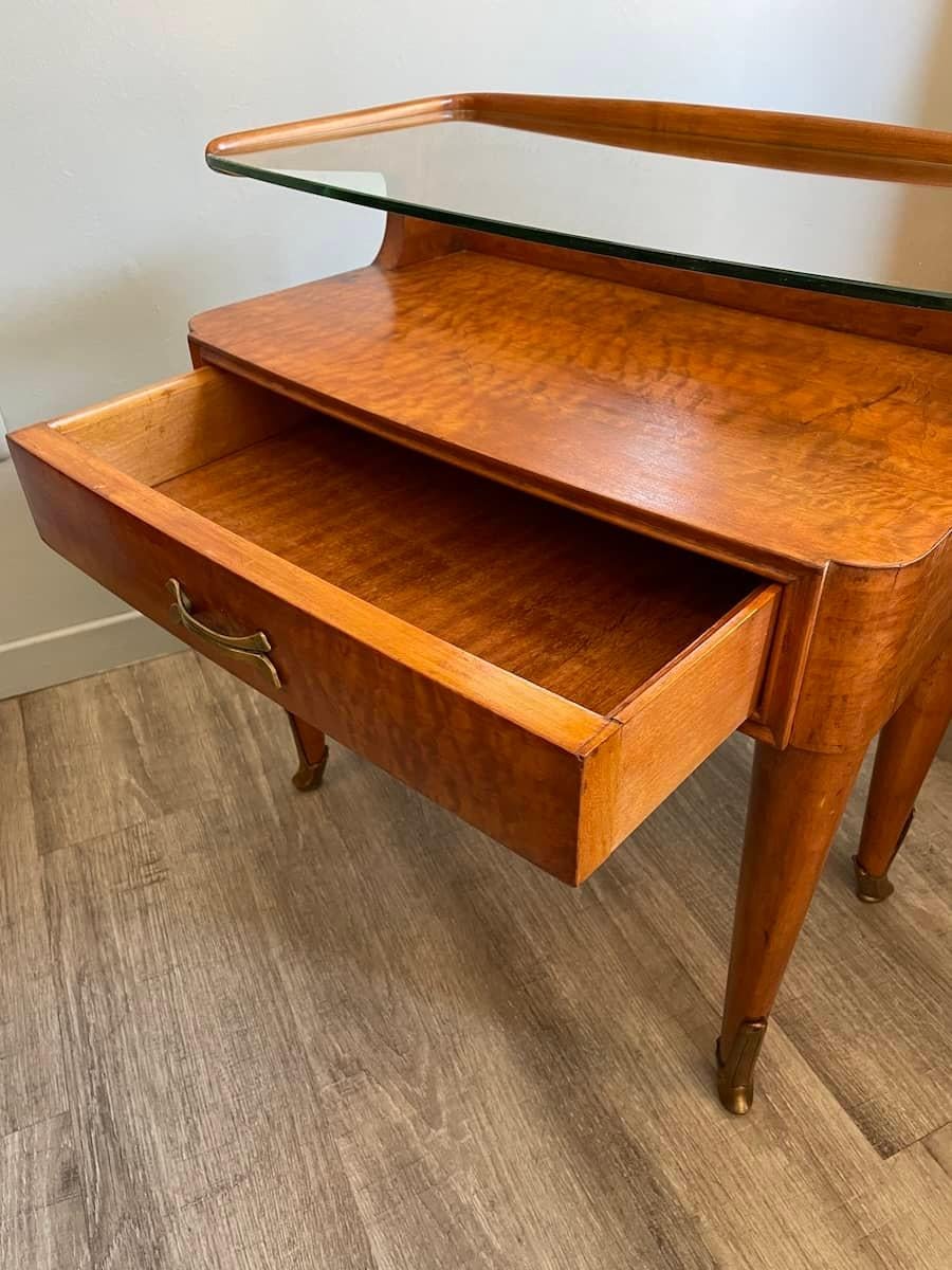1950er Jahre Paar Nachttische aus Holz und Glas im Angebot 13