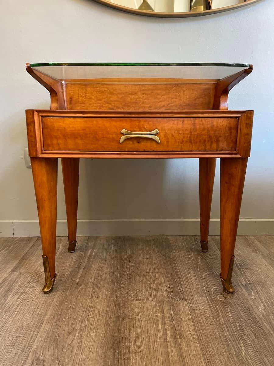 Ein Paar Nachttische aus Holz mit Glasablagen aus den 1950er Jahren. Die Nachttische haben ein Gestell aus Vollholz und weisen schöne Messingdetails auf, wie die verzierten Streben (Füße) und die originalen Griffe. 
Der Preis gilt für das Paar.
