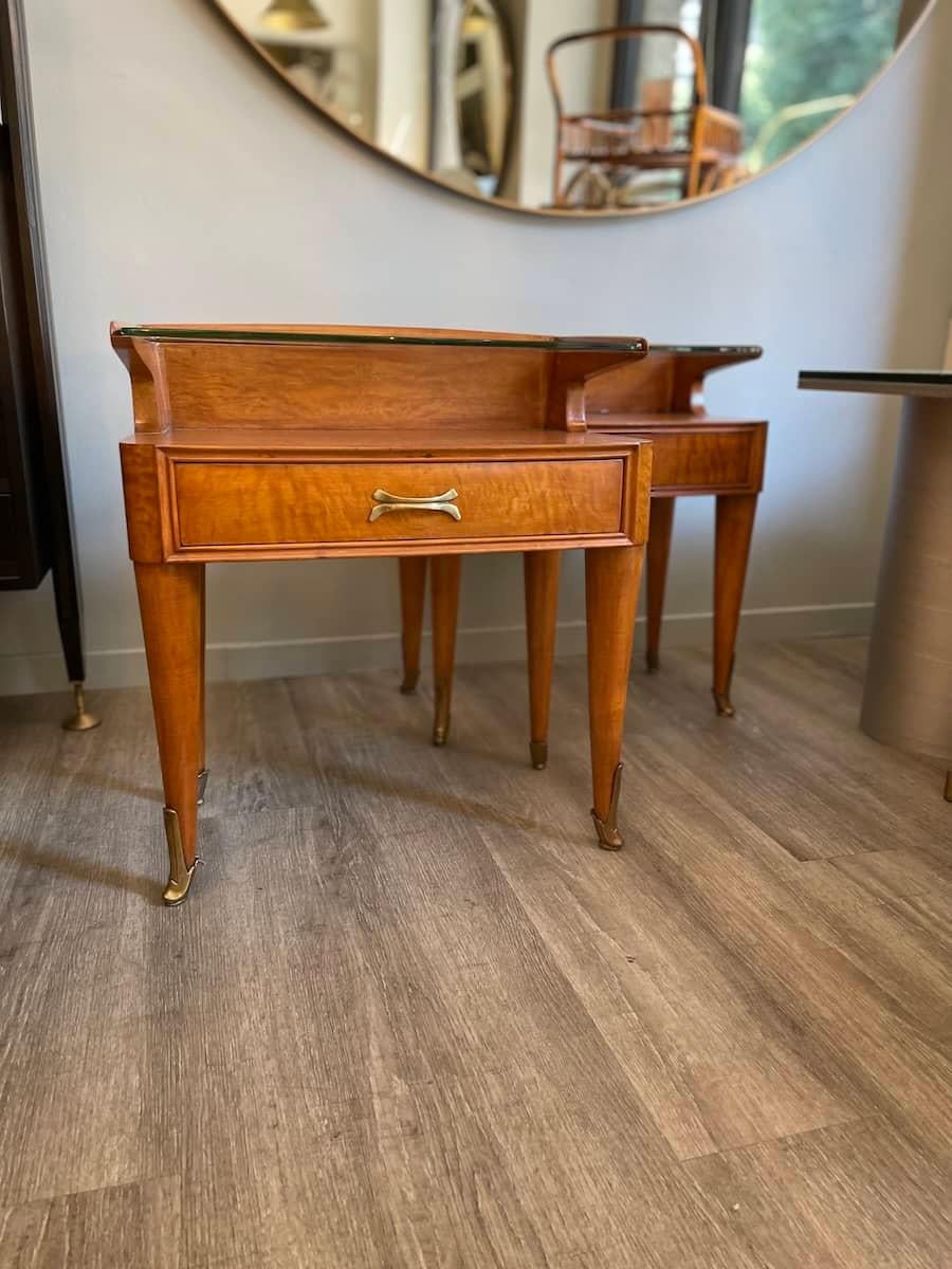 1950er Jahre Paar Nachttische aus Holz und Glas (Mitte des 20. Jahrhunderts) im Angebot