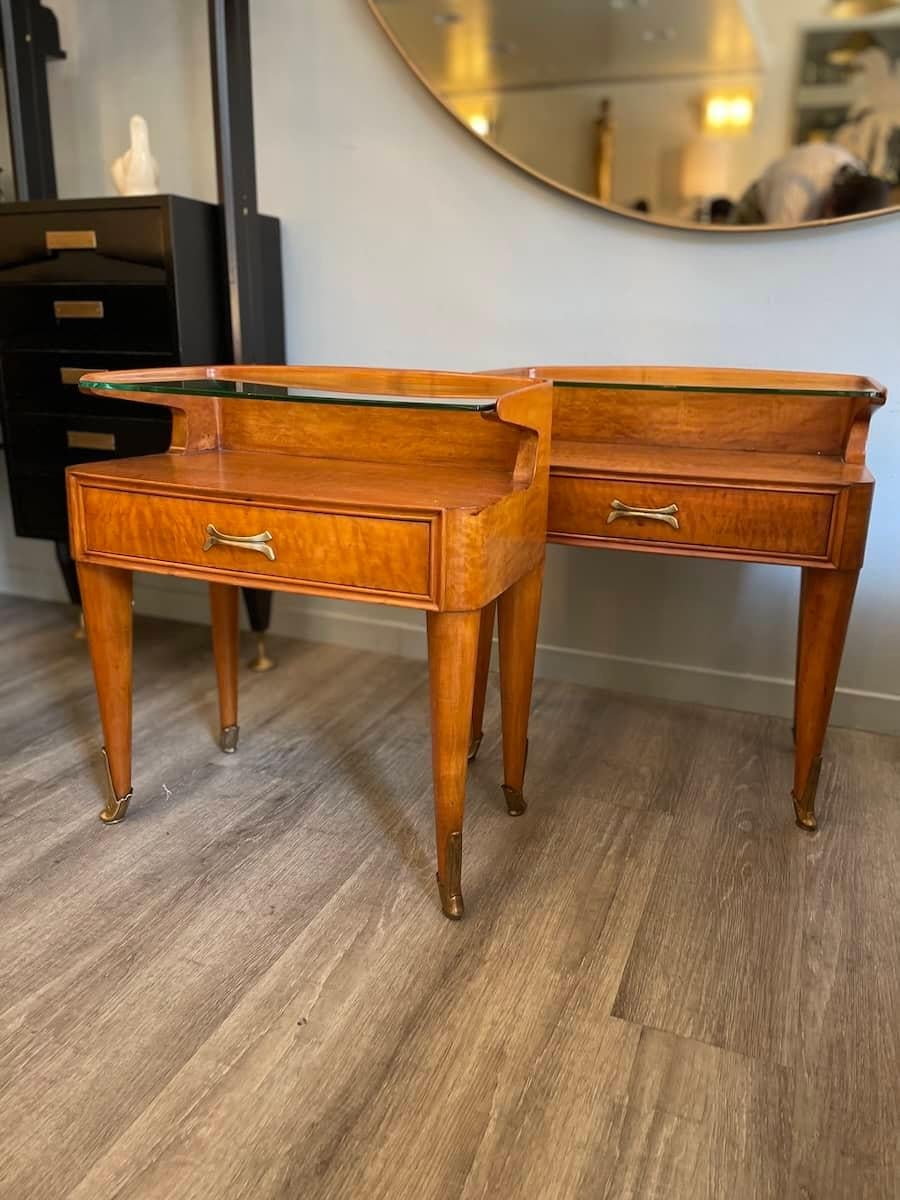 1950er Jahre Paar Nachttische aus Holz und Glas im Angebot 1