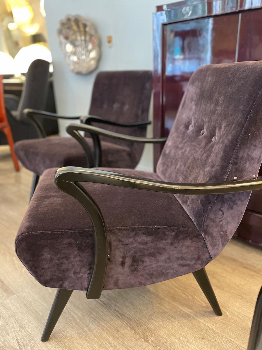 1950s Pair of Wooden Armchairs With Plum Velvet Upholstery For Sale 7