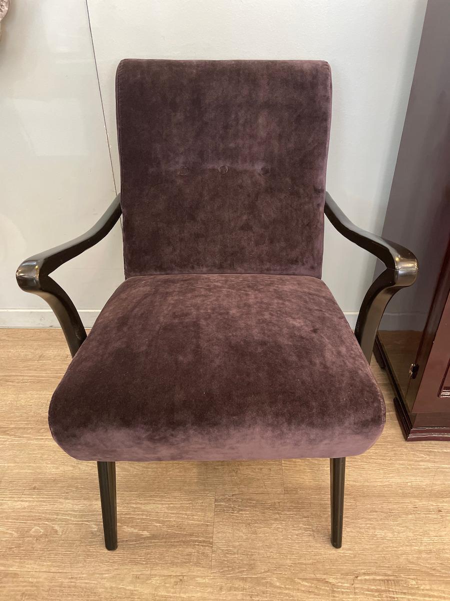 Italian 1950s Pair of Wooden Armchairs With Plum Velvet Upholstery For Sale