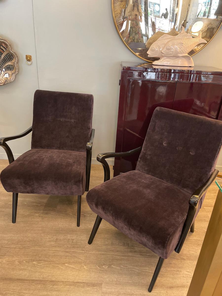 1950s Pair of Wooden Armchairs With Plum Velvet Upholstery For Sale 3