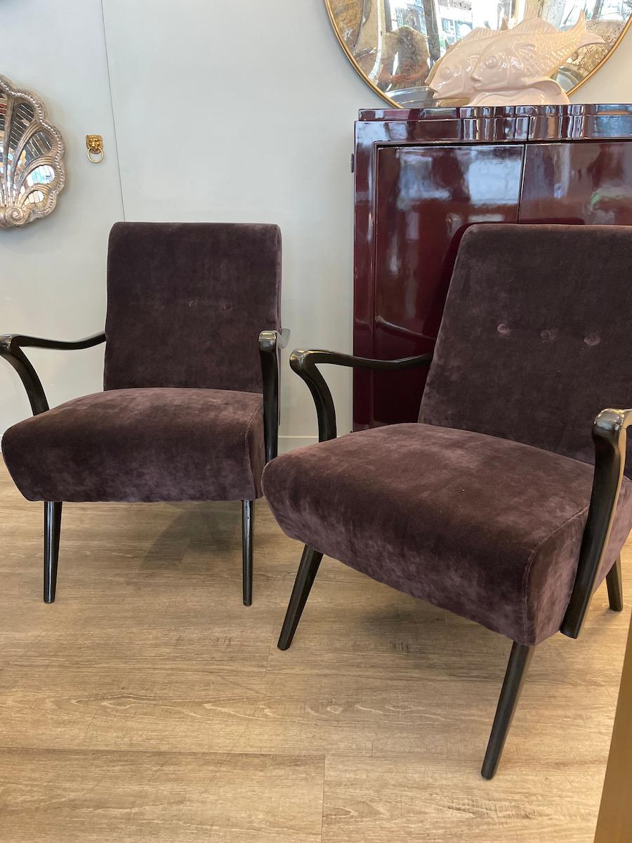 1950s Pair of Wooden Armchairs With Plum Velvet Upholstery For Sale 4