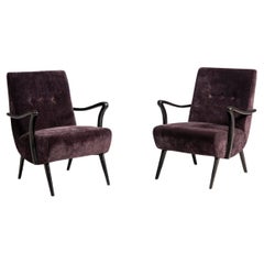 Paire de fauteuils en bois des années 1950 avec tapisserie en velours prune