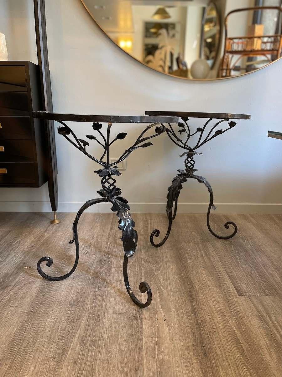 italien Paire de tables basses en fer forgé des années 1950 avec dessus en miroir en vente