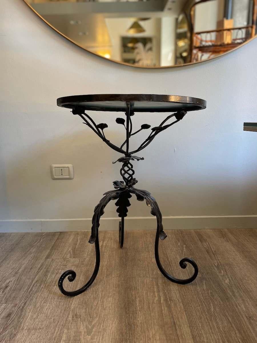 Paire de tables basses en fer forgé des années 1950 avec dessus en miroir en vente 1