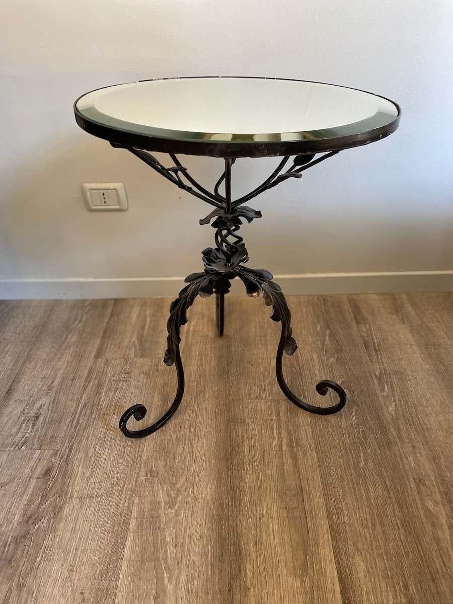 Paire de tables basses en fer forgé des années 1950 avec dessus en miroir en vente 2