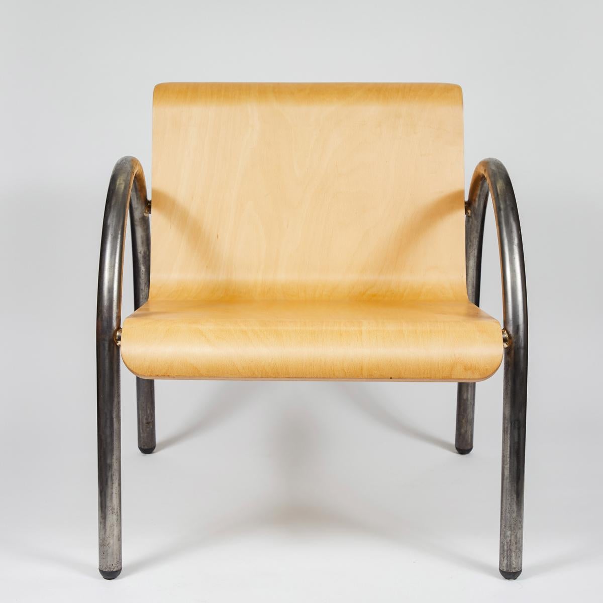 paire ou ensemble de quatre fauteuils en métal et bois cintré des années 1950.