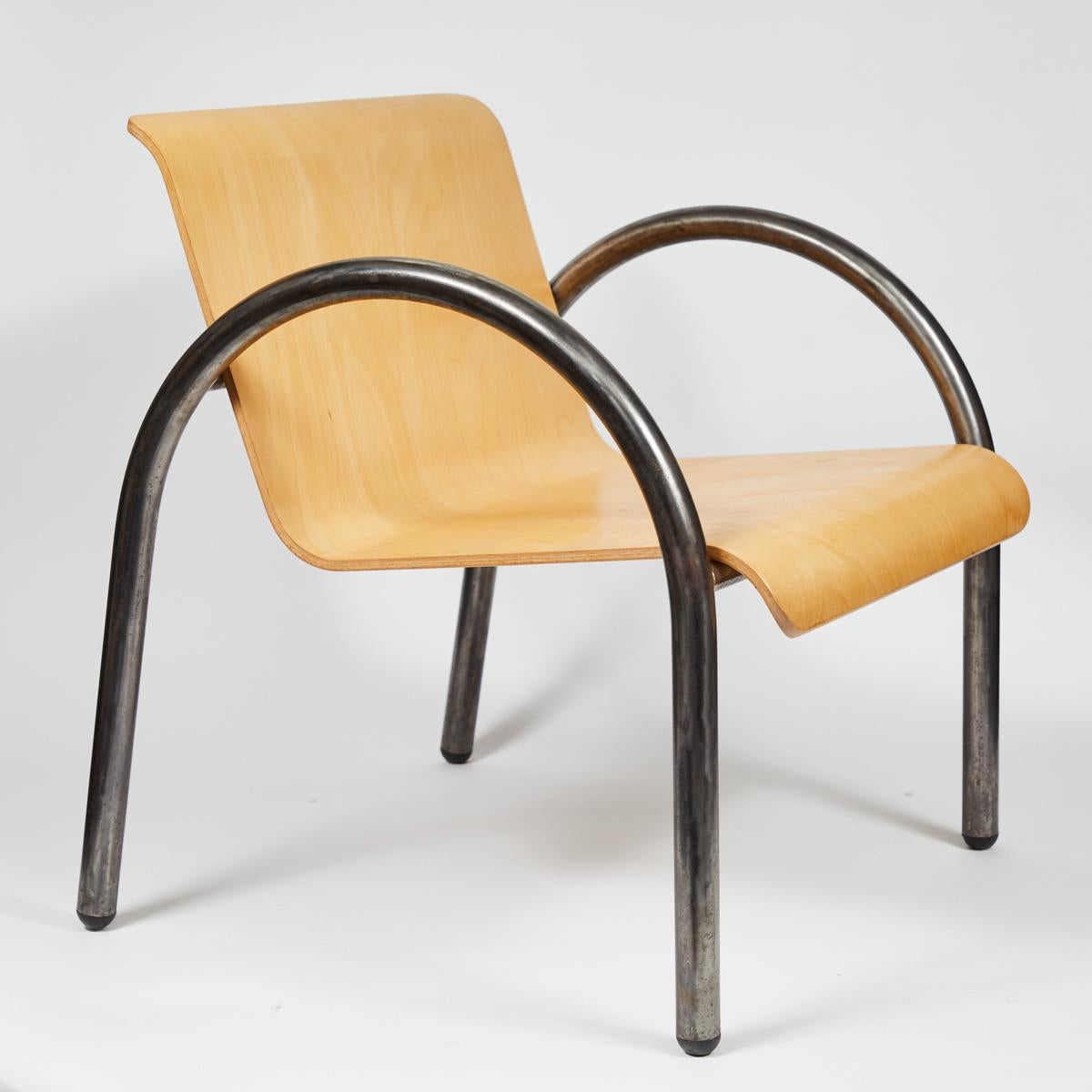 Mid-Century Modern Paire ou ensemble de quatre fauteuils en métal et bois de style moderne du milieu du siècle dernier en vente