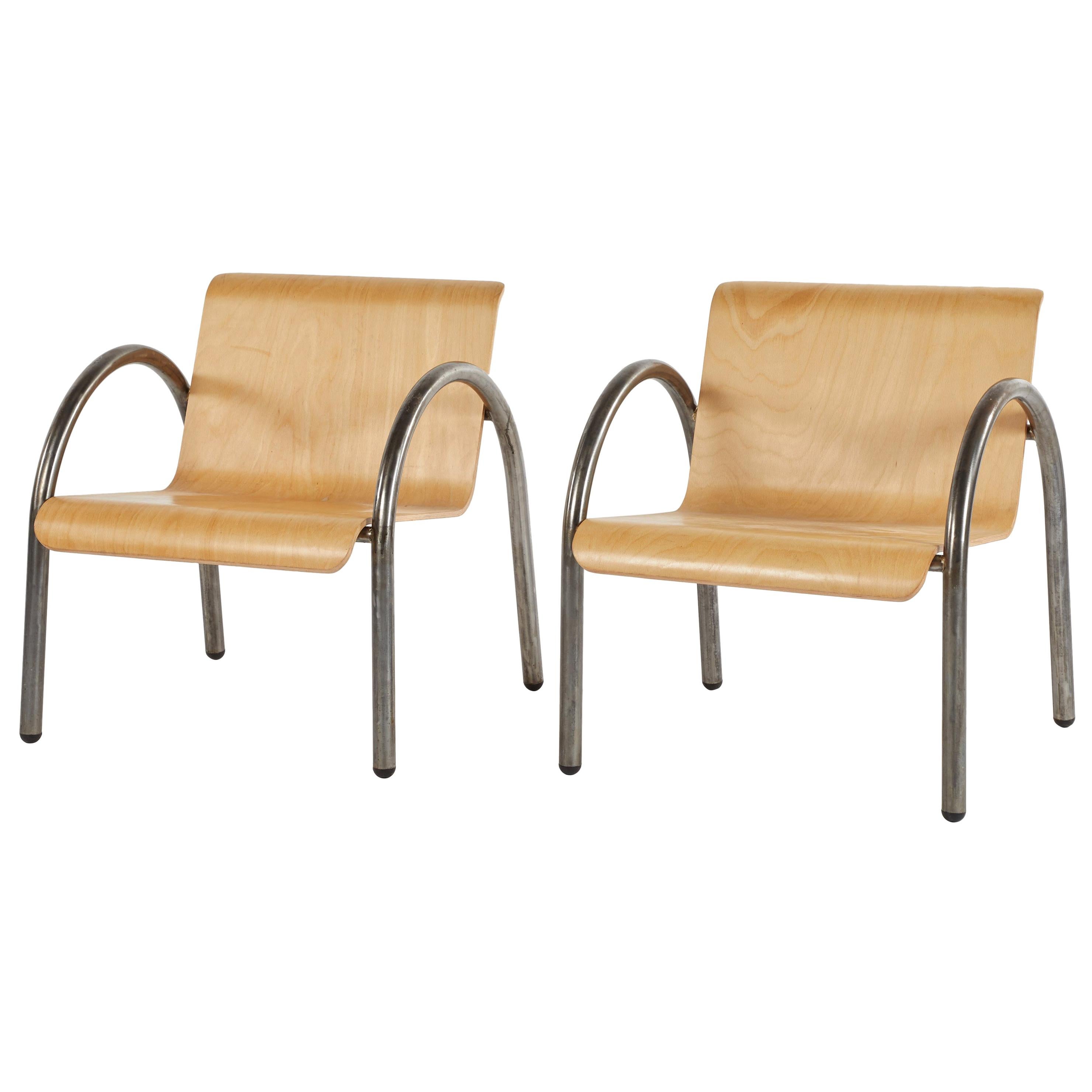 Paire ou ensemble de quatre fauteuils en métal et bois de style moderne du milieu du siècle dernier